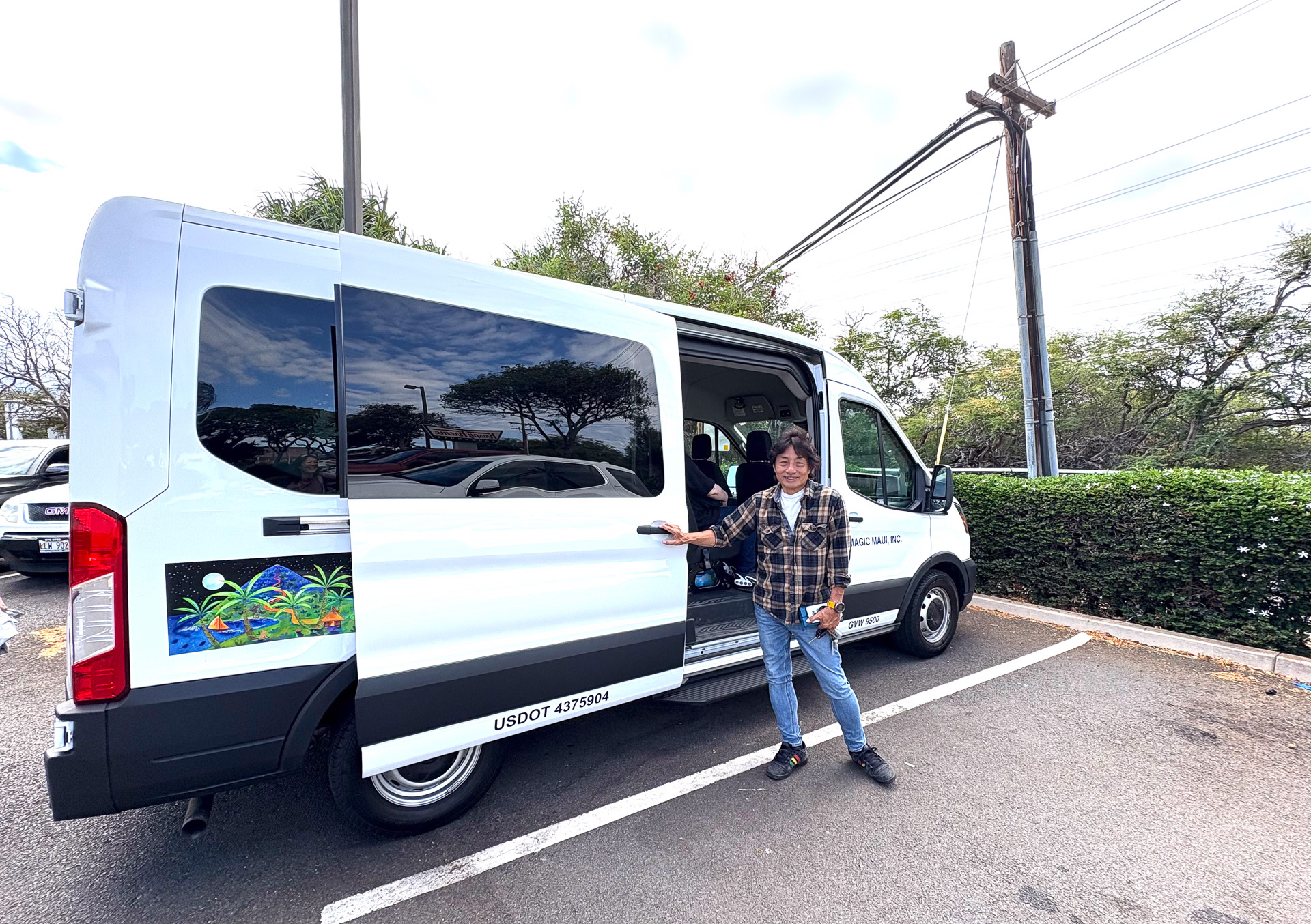 星空ツアーのイラストが描かれたバンに乗り込んで出発！