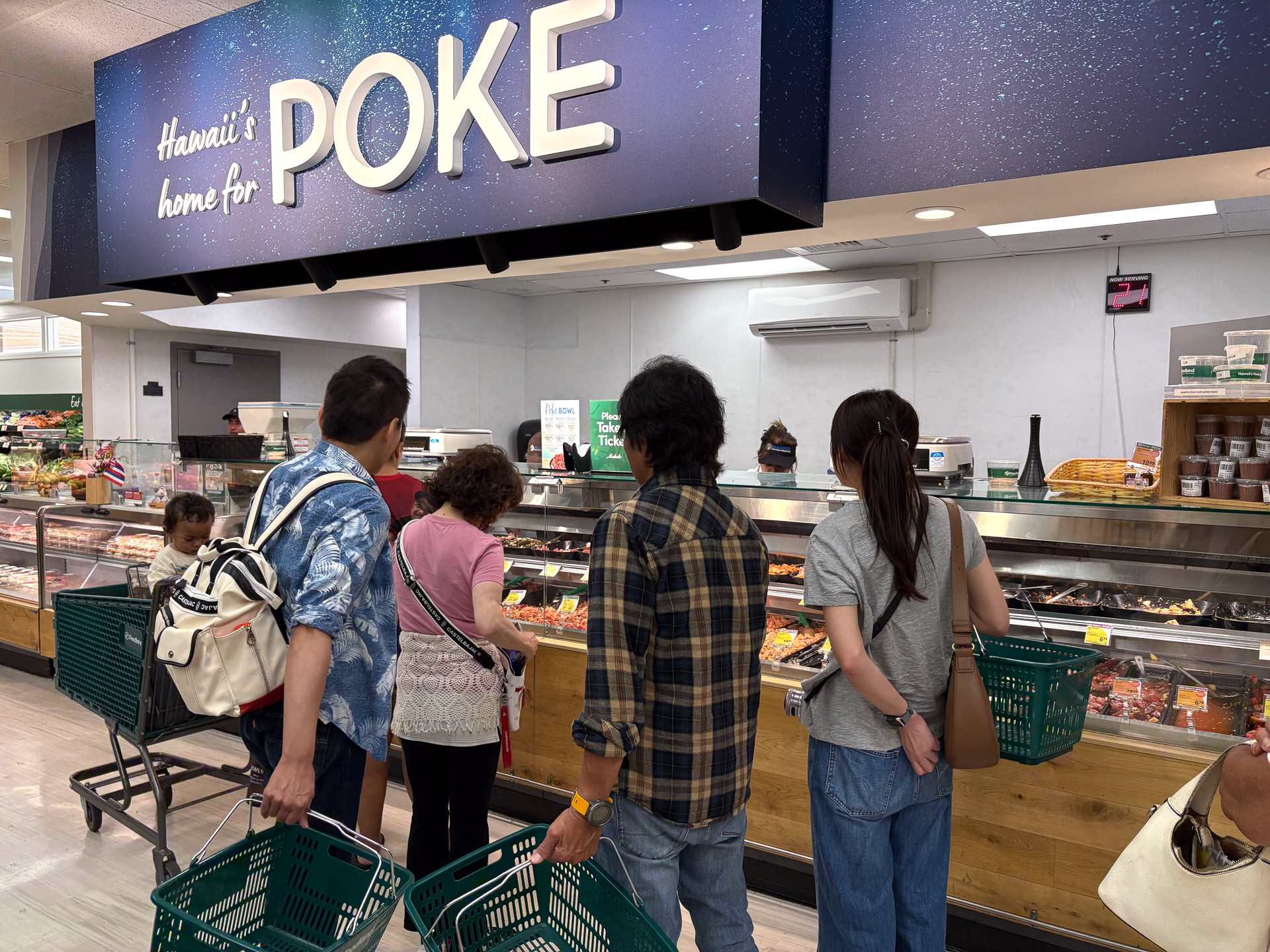 フードランドのシグネチャー惣菜といえばポケ。売り場は常に混雑している