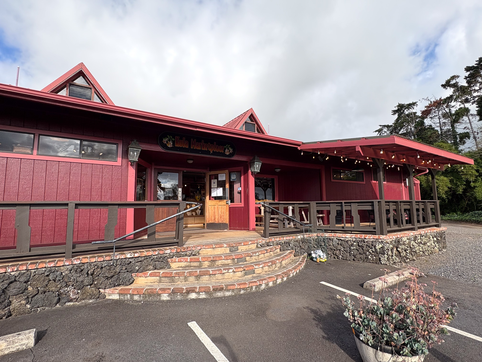 高原地帯にあるクラマーケットプレイスで休憩