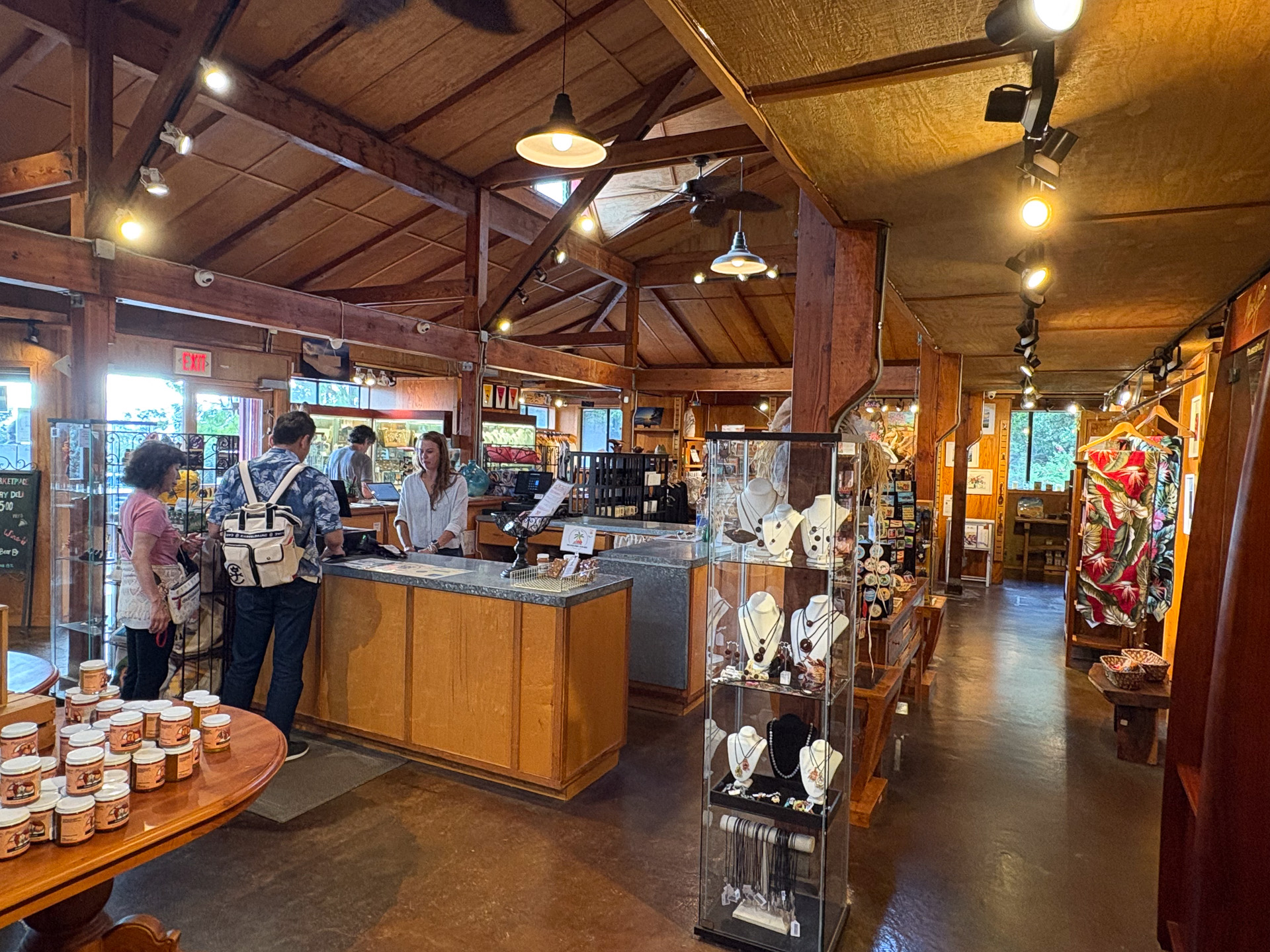 涼しい高原地帯のクラの名産品の数々が販売されている