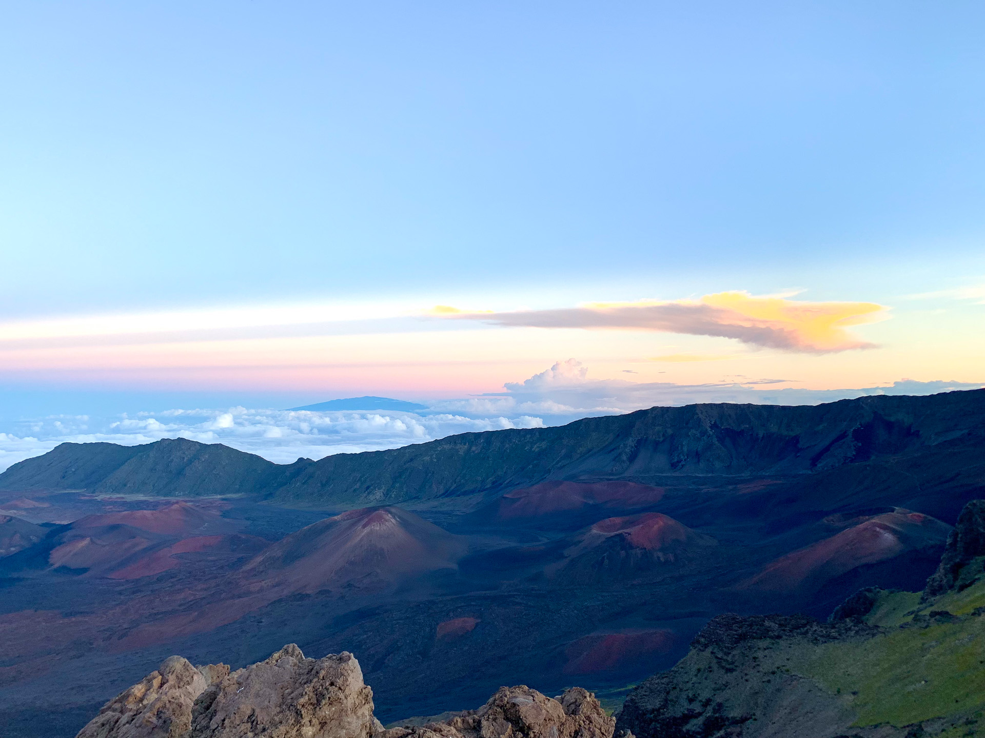 クレーターとマウナケアと地球の影。神秘的な光景