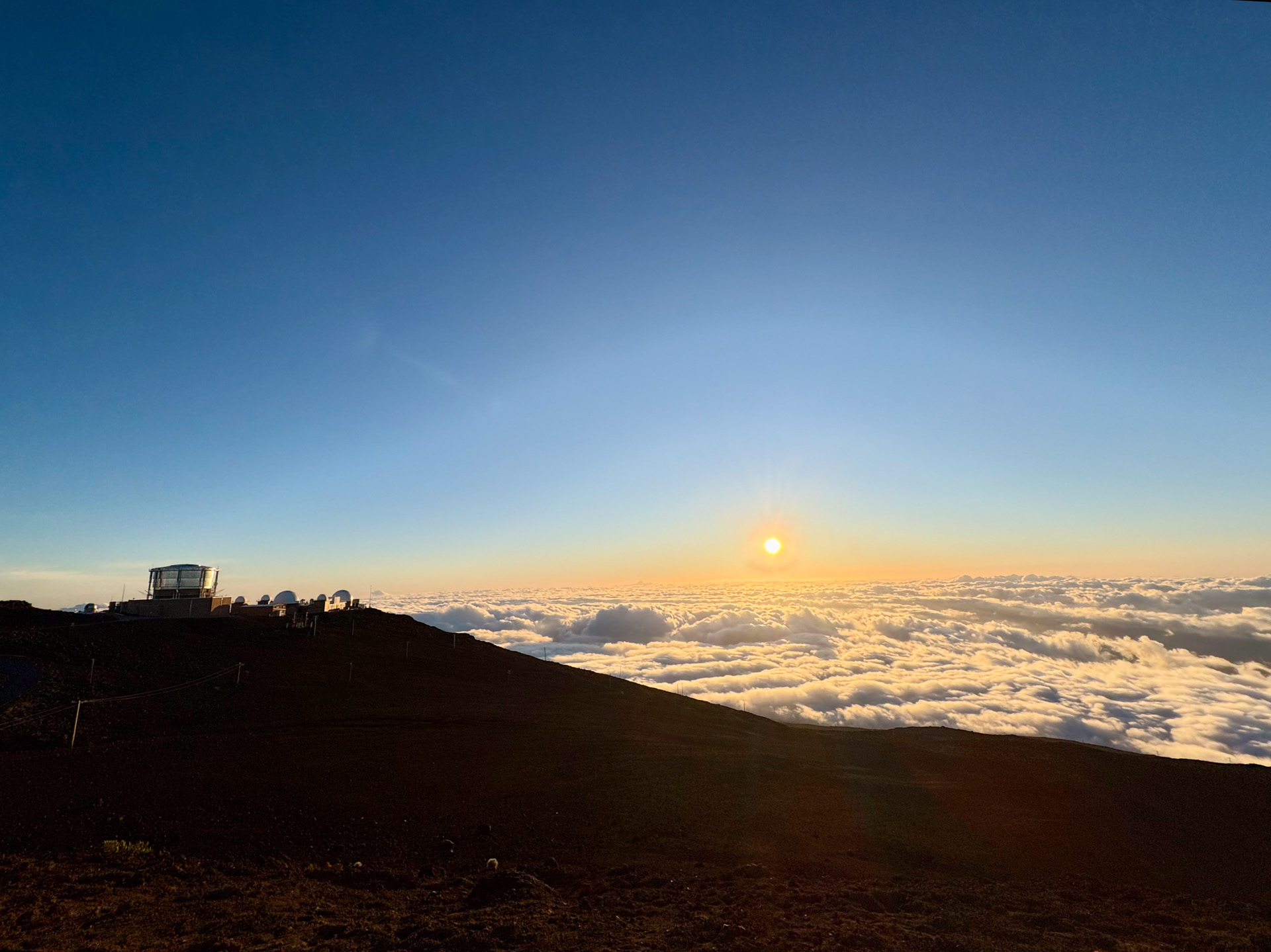 天文台と見比べると雲海の規模が分かる。雲の上なので晴天率は80％という
