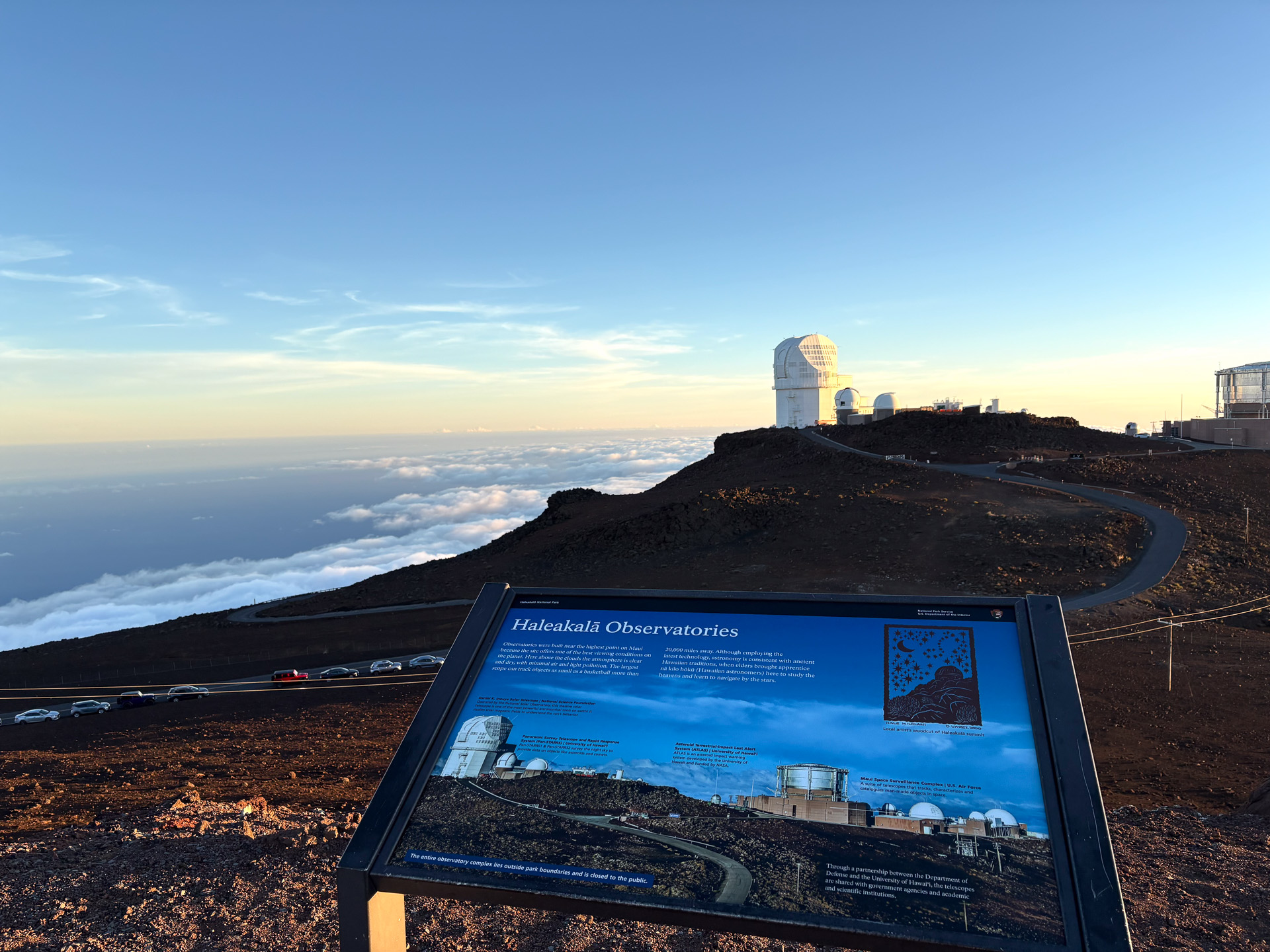 山頂には天文台が設置されているほか、軍やNASAなどの施設もある