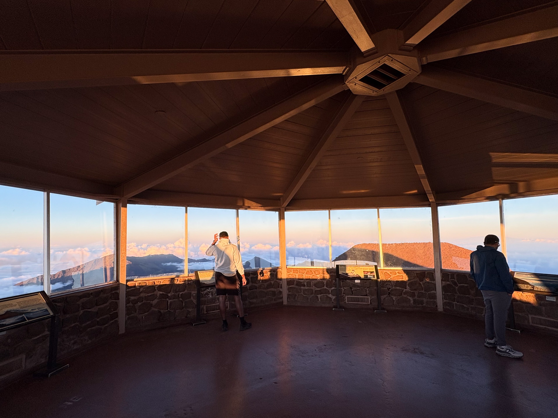 周囲の景色の案内板が置かれた展望小屋のなか