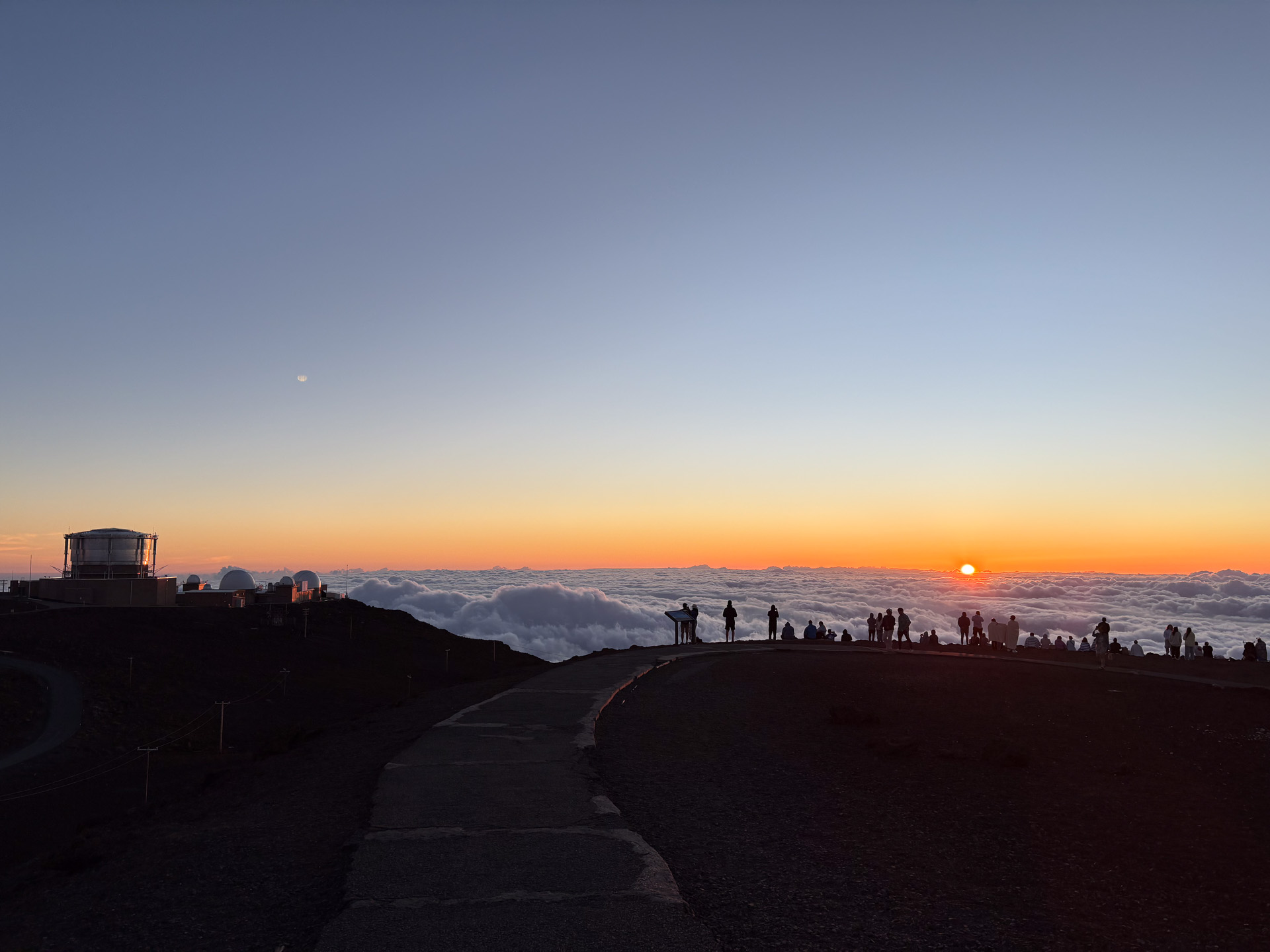 太陽が雲海に沈んでいく静寂のとき