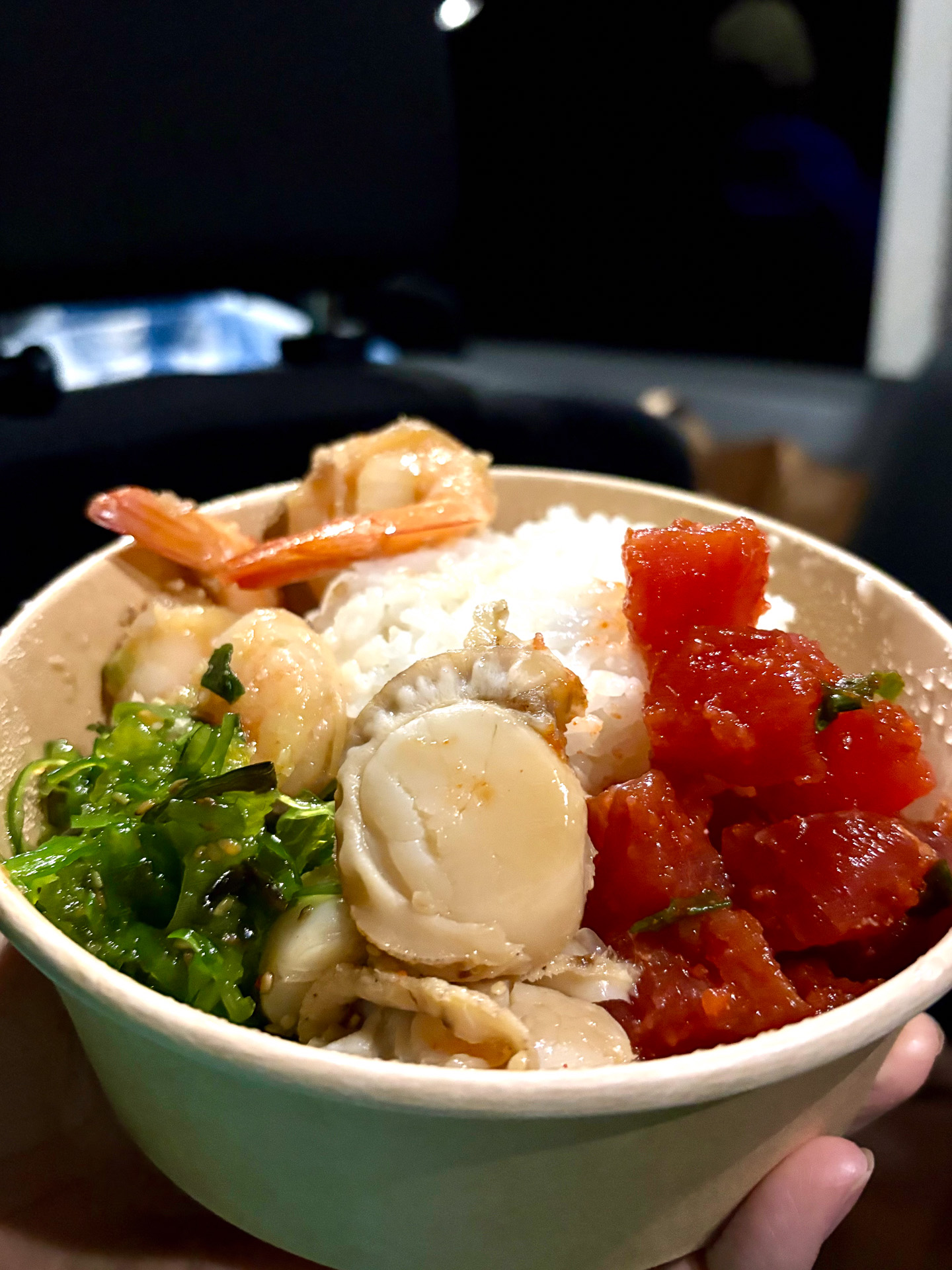 大胆にポケをご飯に乗せて頬張ったポケボウル。サンセットに感動していたが気付けば空腹になっていた