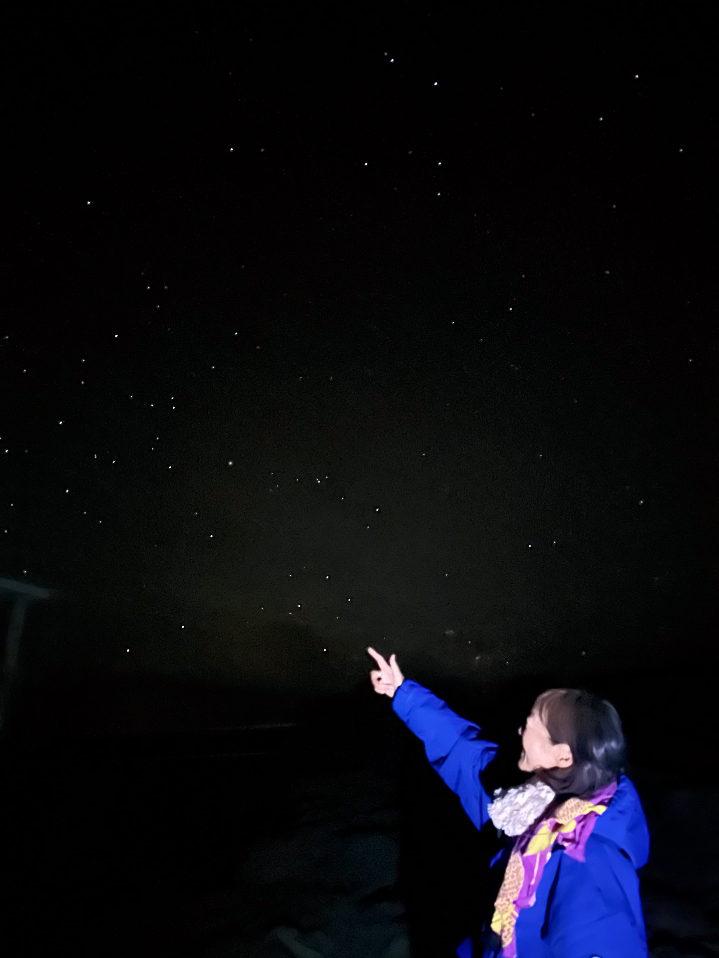 スマホで撮った南十字星（指の先）と星空