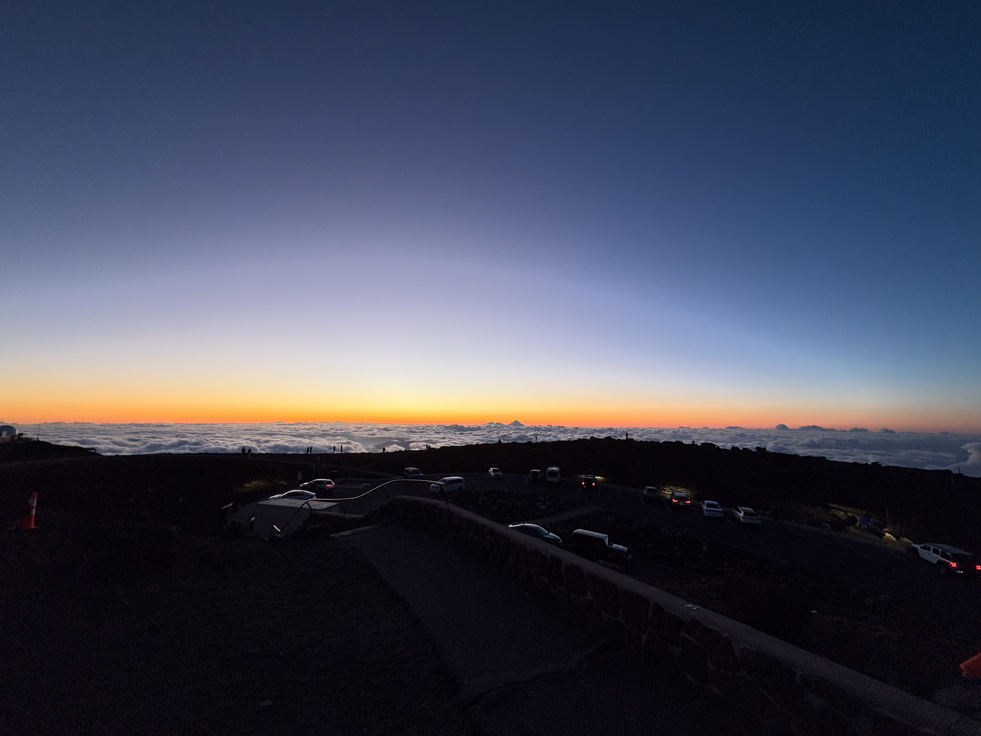 地球の丸さを実感するハレアカラ山頂