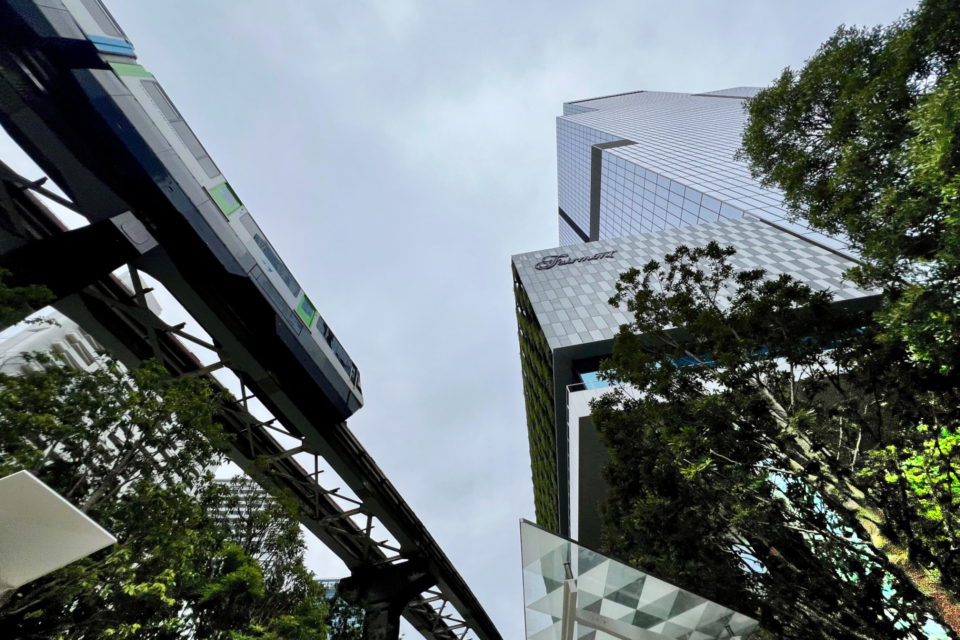 すぐ隣を東京モノレールが走る