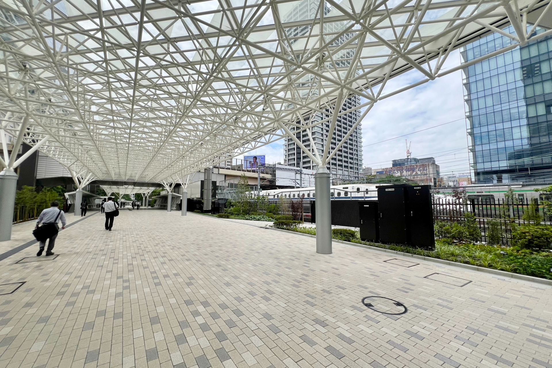 タワー麓には浜松町駅と芝浦エリアをつなぐアプローチ「GREEN WALK」が開通済。新幹線も間近に望む道沿いに、先行して3店舗の飲食店（自家焙煎コーヒー「Jaho Coffee＆Tea」、グルメバーガー「PALM SPRINGS CLUB」、イタリアン酒場「Ortu」）が5月30日にオープンしている