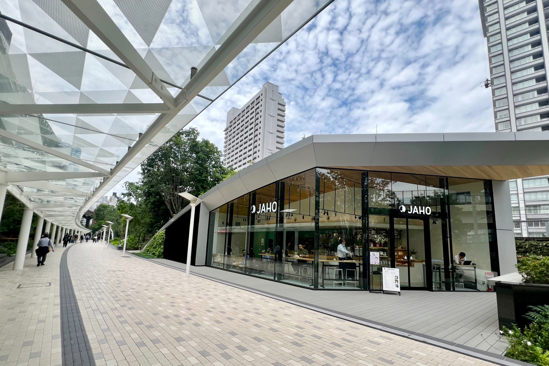 タワー麓には浜松町駅と芝浦エリアをつなぐアプローチ「GREEN WALK」が開通済。新幹線も間近に望む道沿いに、先行して3店舗の飲食店（自家焙煎コーヒー「Jaho Coffee＆Tea」、グルメバーガー「PALM SPRINGS CLUB」、イタリアン酒場「Ortu」）が5月30日にオープンしている