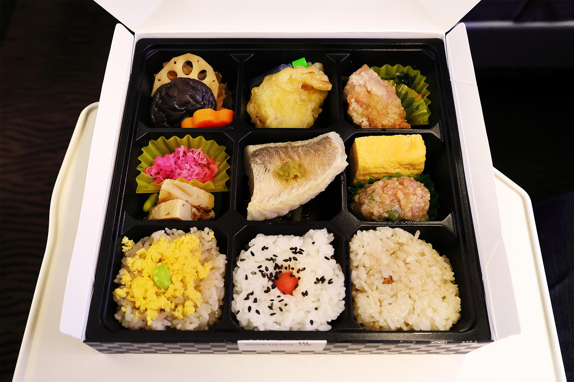 幕の内弁当らしいバリエーションに富んだおかずが楽しい