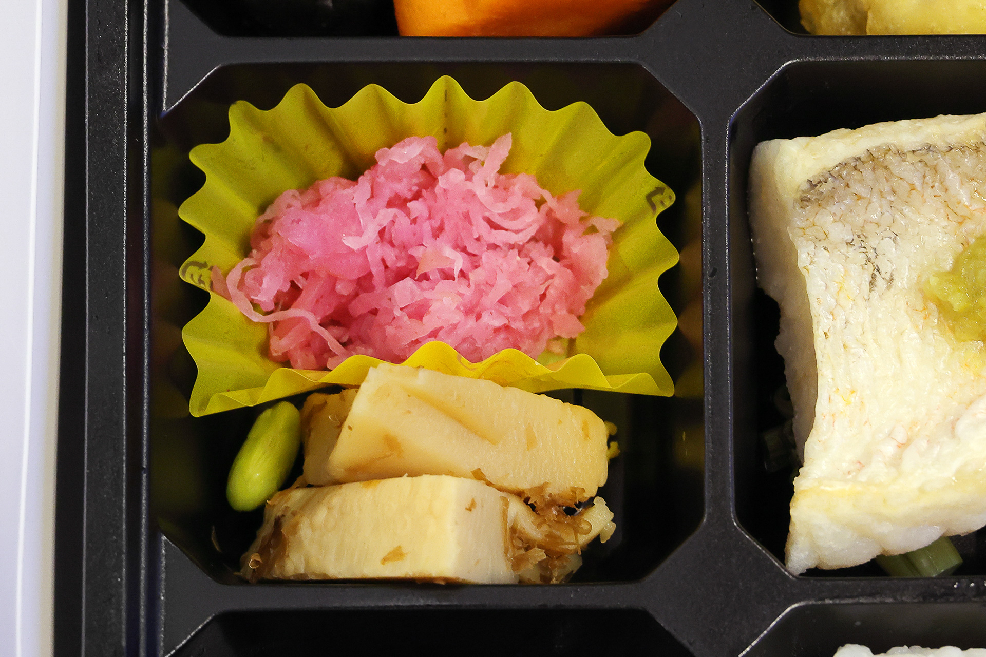 筍の土佐煮とピンクの色が映える大根の漬物