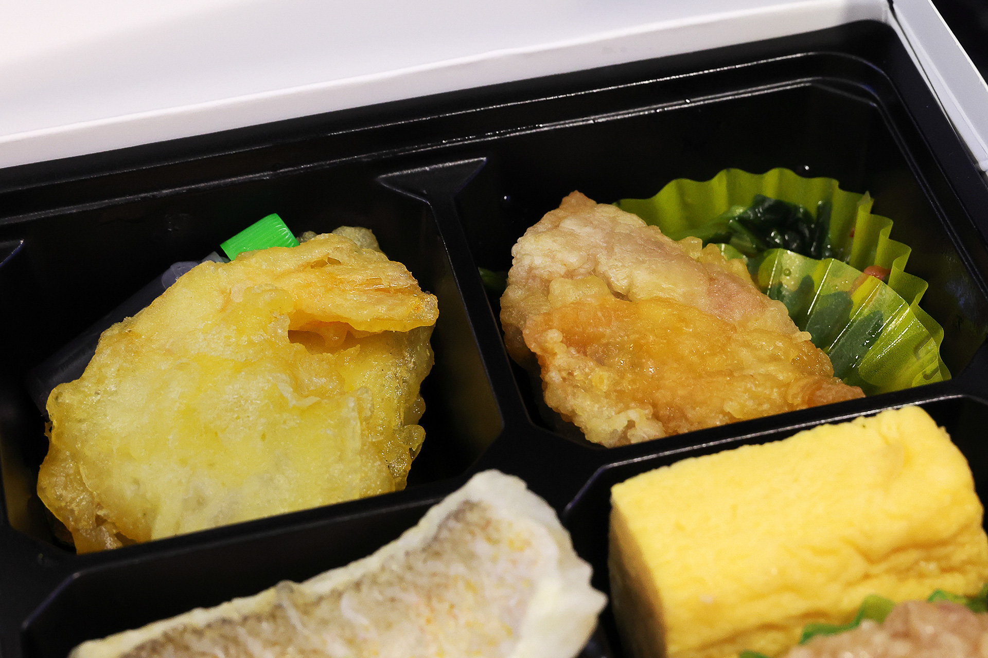 衣の食感もいい天ぷらと濃いめの味付けの鶏の唐揚げ