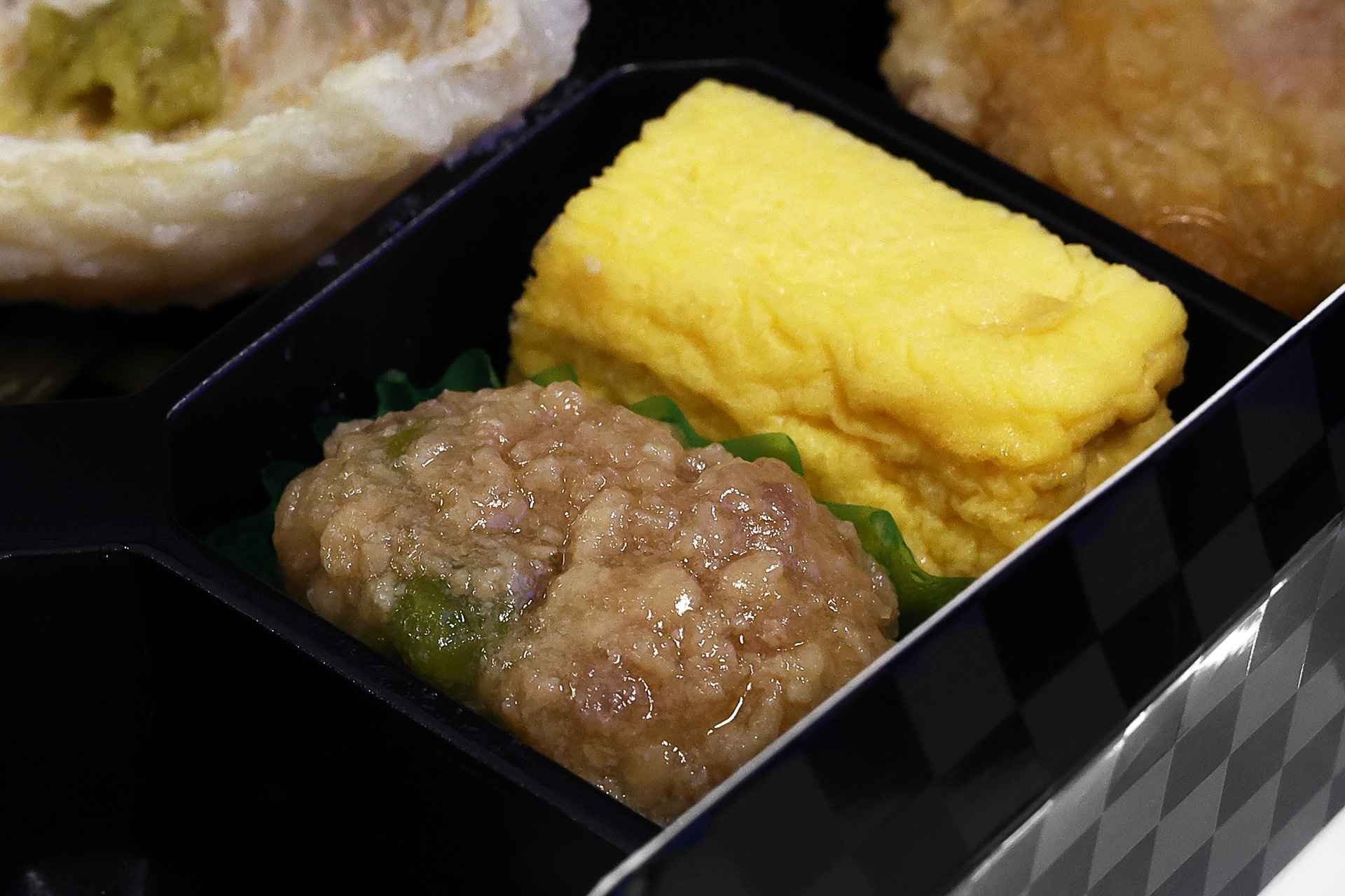 鶏そぼろと厚焼き玉子