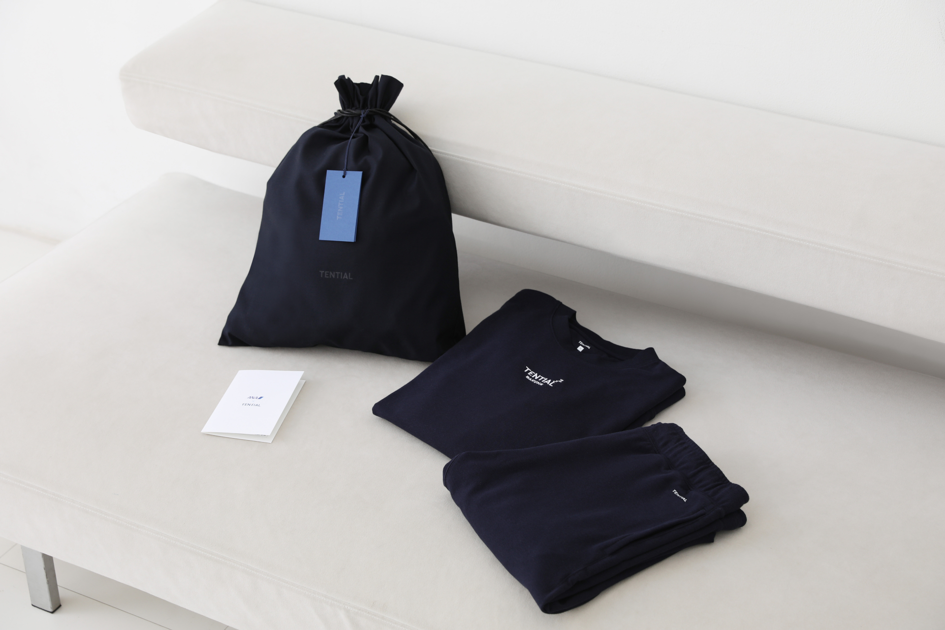 機内限定のブランドカード・ギフトラッピング付きで提供