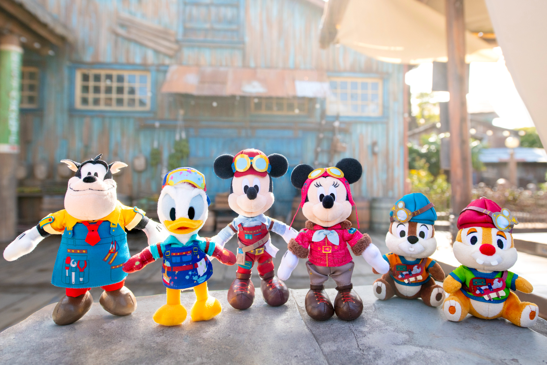 東京ディズニーシーの新規ステージショー「ドリームス・テイク・フライト」をモチーフにしたぬいぐるみバッジ