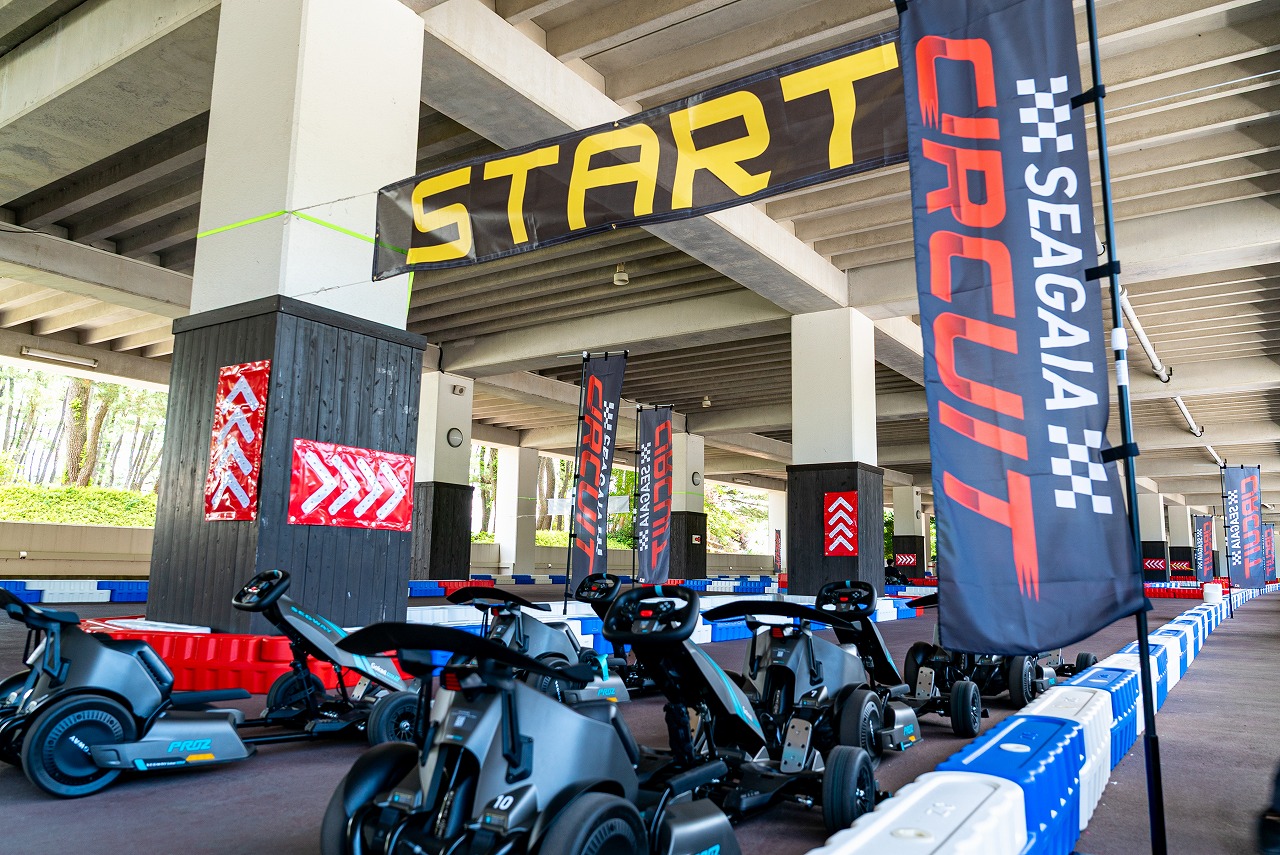 8km/h（ビギナーコース）と18km/h（チャレンジコース）から選べ、スリル満点のドライビングが楽しめるという