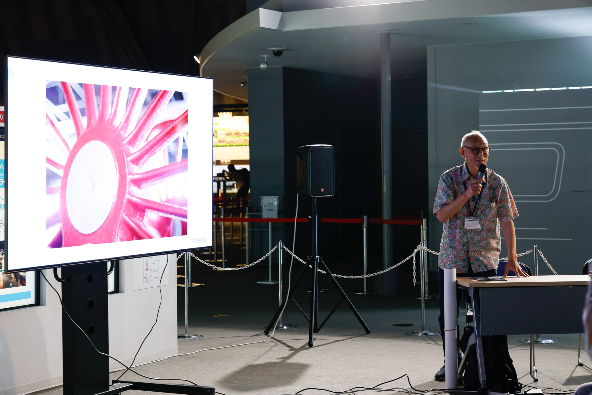 広田氏が挙げた作例の1つが、「01型蒸気機関車の動輪」。01型はドイツ国鉄（DB）で使われていた標準型旅客機で、動輪の直径は2m（日本では最大でも1.75m）。動輪のスポークが赤く塗られているのがドイツ蒸機の特徴で、それを強調した1枚になっている