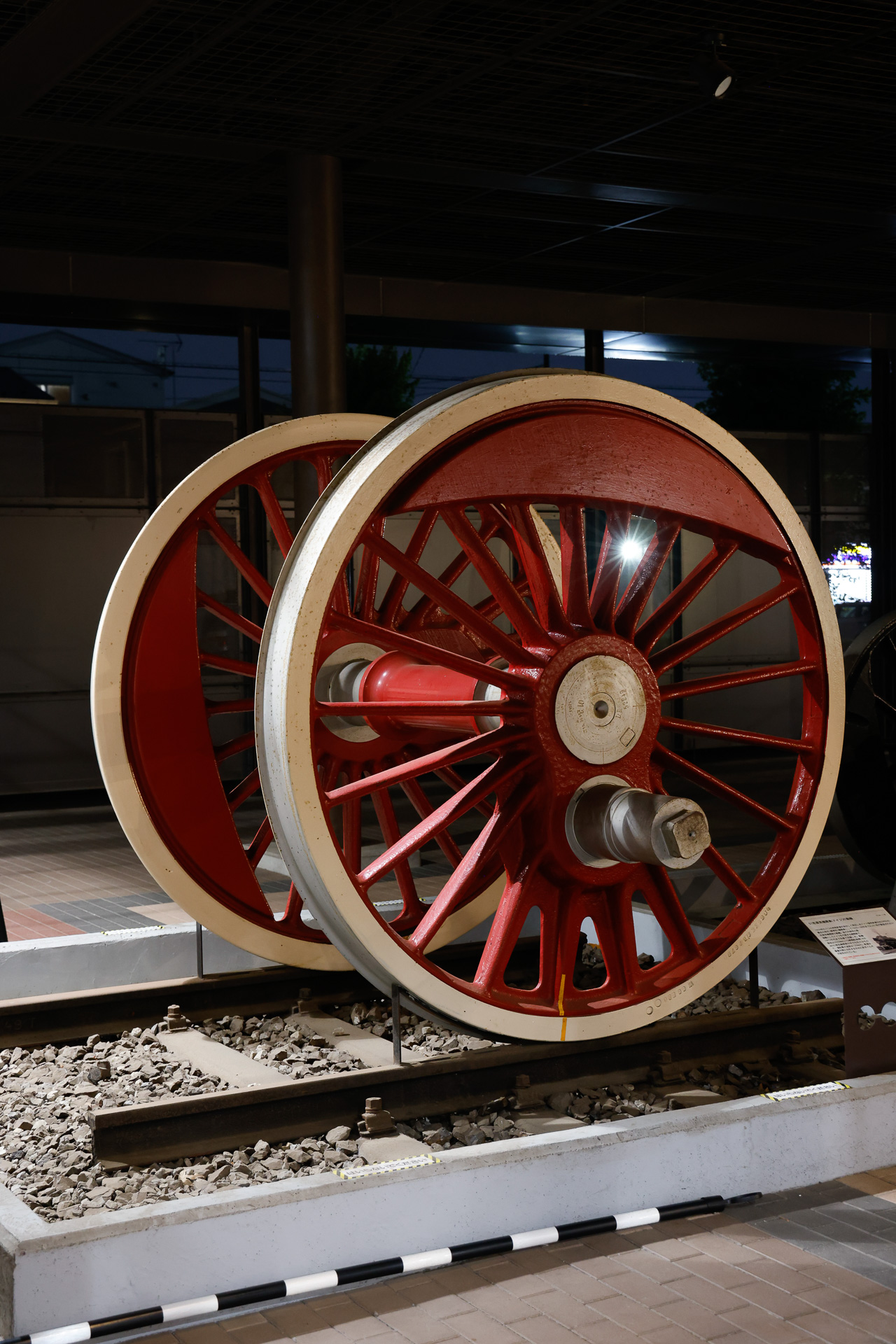 その動輪の現物はエントランスの外、駅に近いところにある
