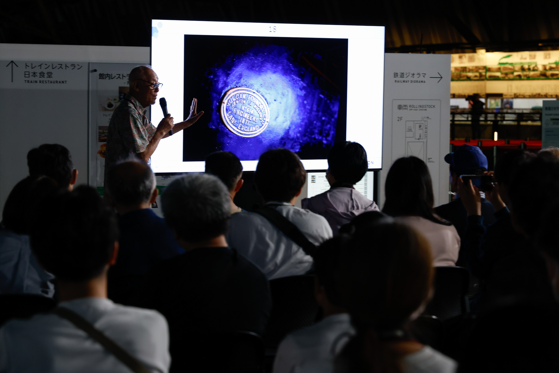 「光の当たり方」で見せる作例について語る広田氏。晴天順光もそれはそれでよいものだが、スポット的な光、明暗のコントラストもまたよいものである