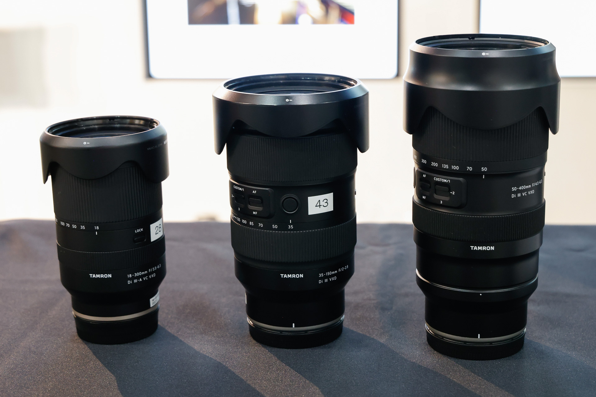 貸し出しで人気があったというレンズを3本、タムロンの方に並べていただいた。左から順に「18-300mm F/3.5-6.3 DiIII-A VC VXD」「35-150mm f/2-2.8 DiIII VXD」「50-40mm F/4.5-6.3 DiIII VC VXD」。カメラの高感度性能が向上したため、ややF値を犠牲にして小型軽量・安価にまとめたレンズが増えてきた。それを活用するのも手だ。