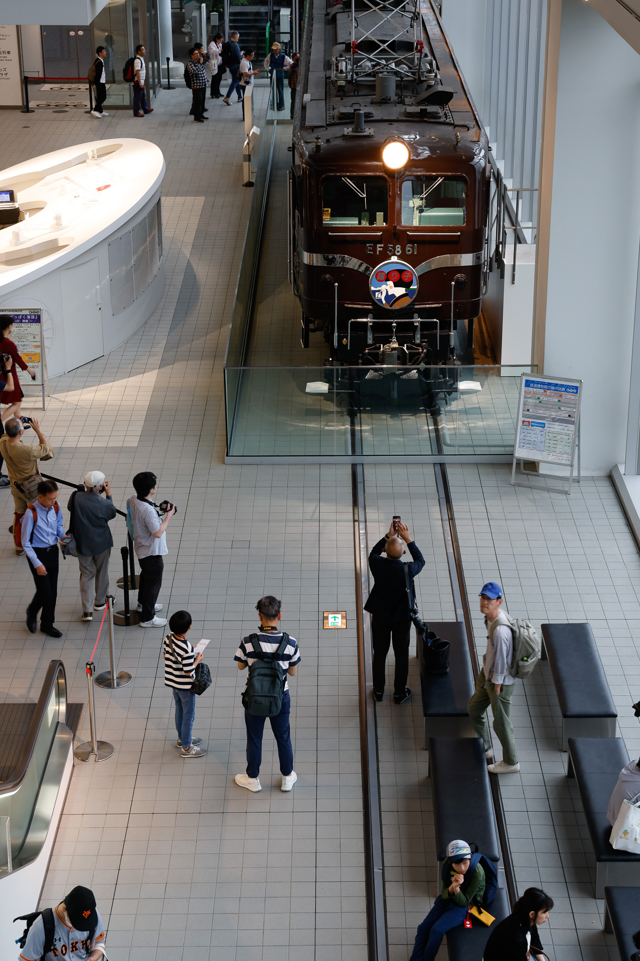 エントランスから入ってすぐのところに「EF58 61」がいる。かつて、お召列車牽引機として、ほかの同型機とは異なる特別仕様を施して2両が製作されたうちの1両だ。こうやって正面から撮る方が多かったが……