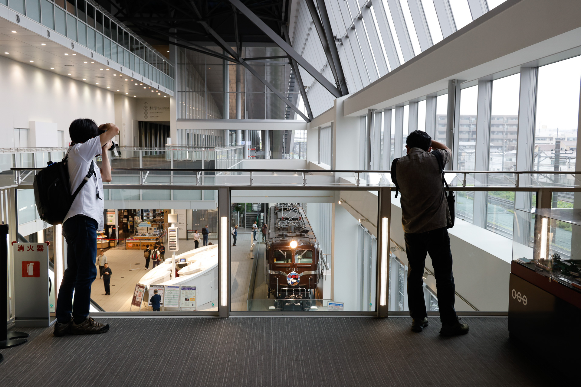 上のフロアに上がって、俯瞰撮影を試みる方も多かった。沿線での走り撮影でも、陸橋などから俯瞰する撮り方がある