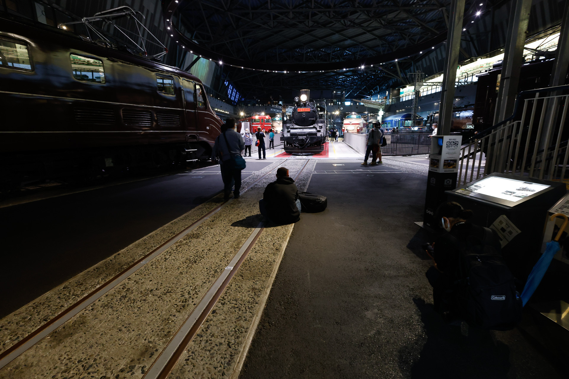 実際、立って撮る方もいれば、座り込んで撮る方も。営業線ではこんな撮り方はできない