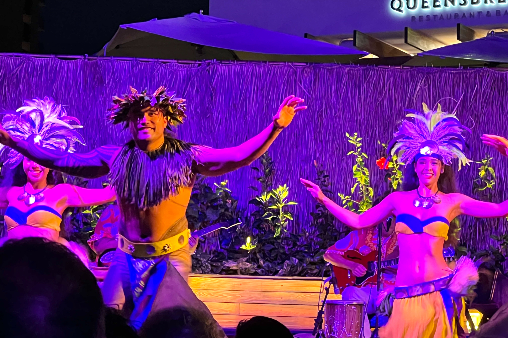 フラダンスなどを鑑賞しながらディナーを楽しめる伝統的な宴会ルアウショー