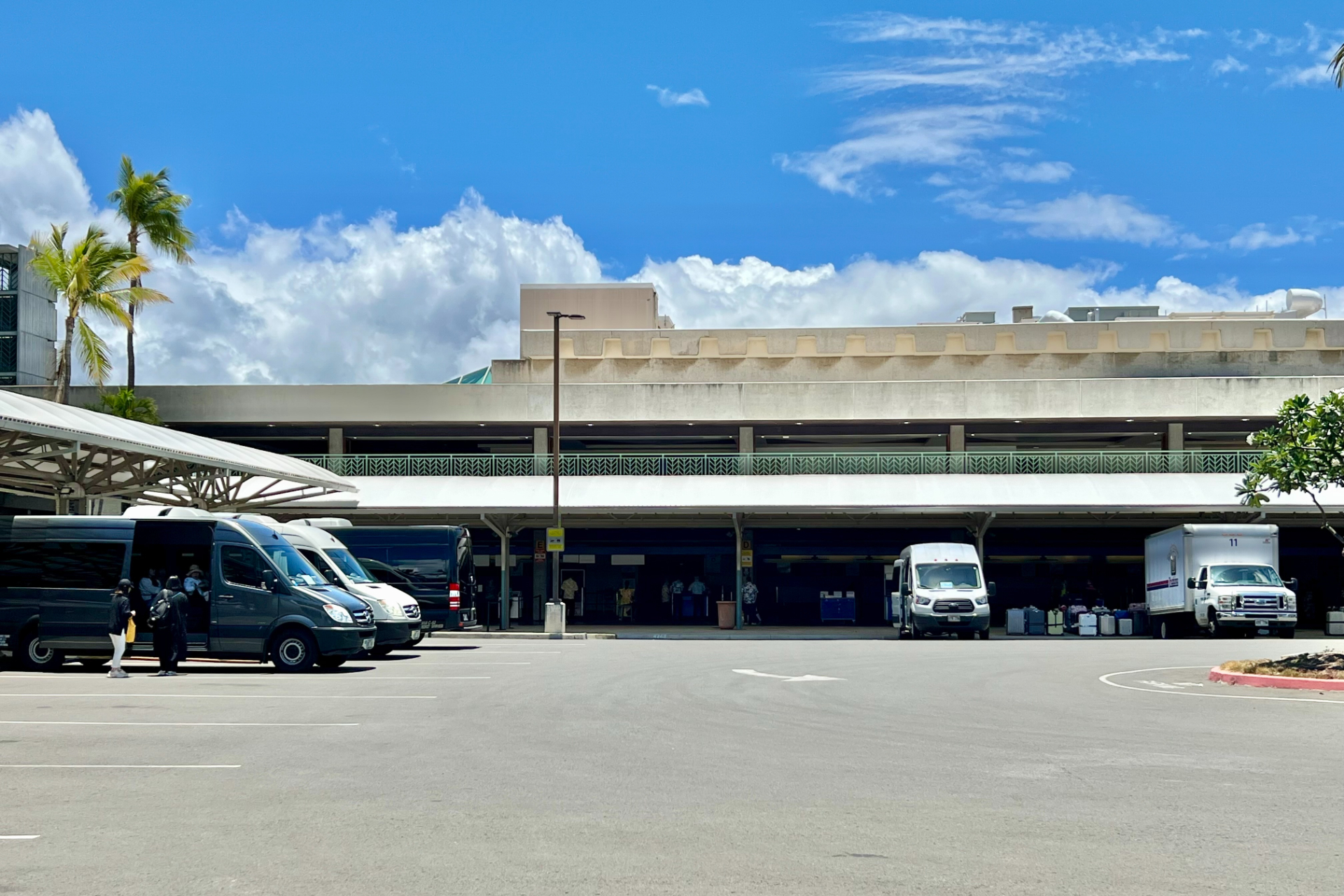 日本からホノルル空港に到着し、税関を出たすぐのところに空港～ホノルル市街地を結ぶシャトルバスが待機している