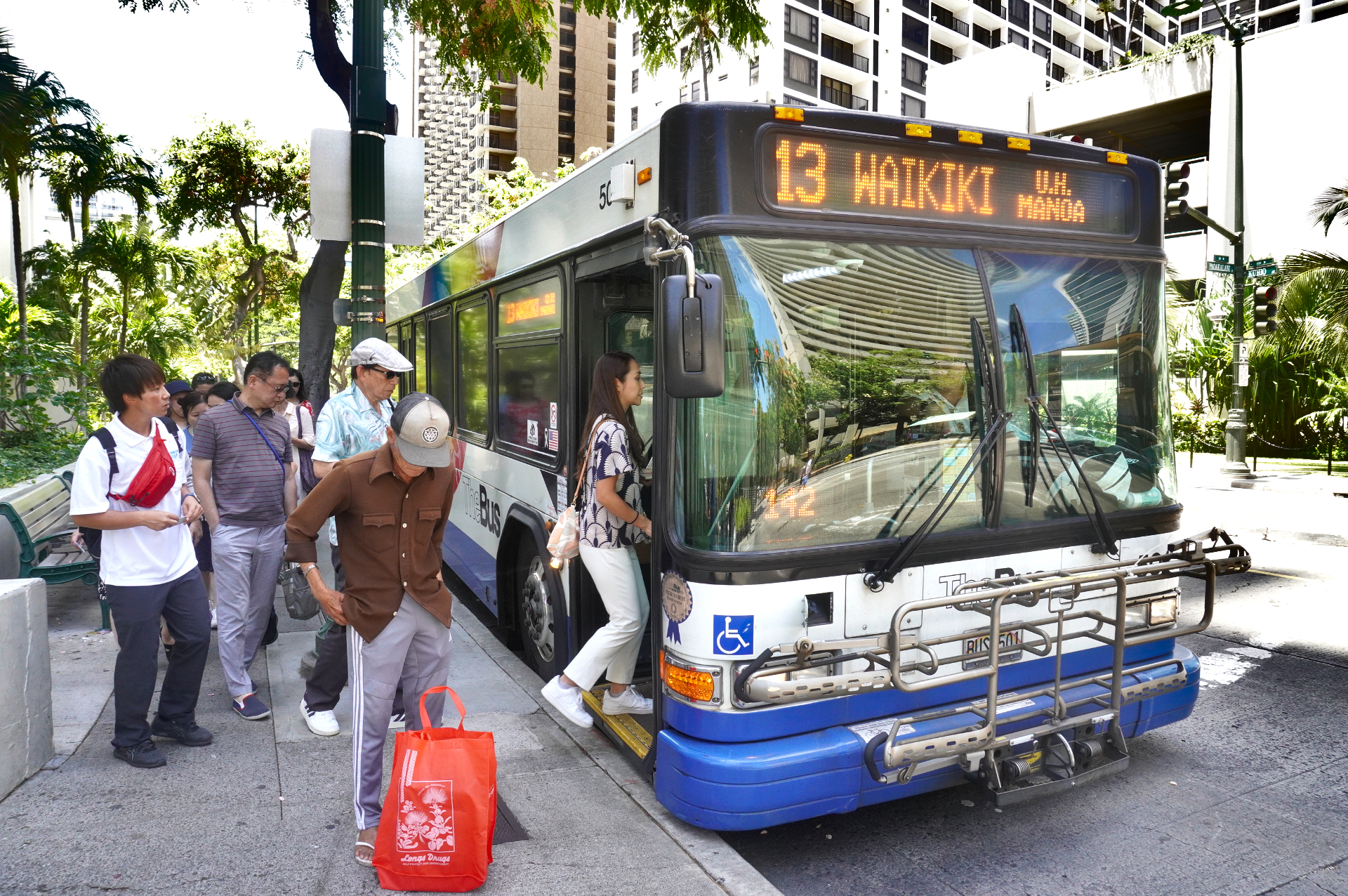 ホノルル市内を走る「THE BUS」。ABCストアなどで販売しているチャージ式電子マネー「HOLOカード」を購入しておけば、乗車の際にタッチするだけで乗り降りできる