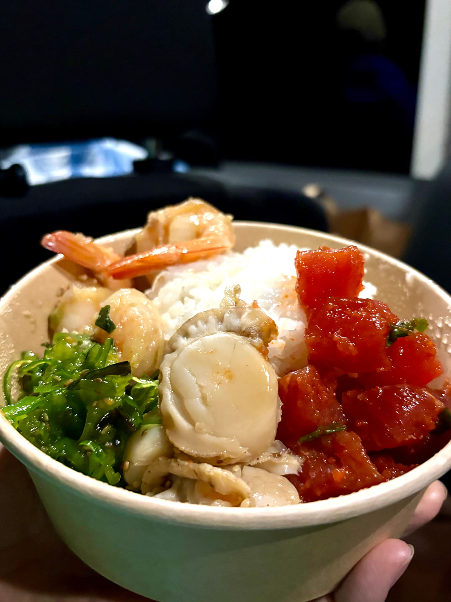 漬けマグロやサーモンを白米にのせたポケ丼