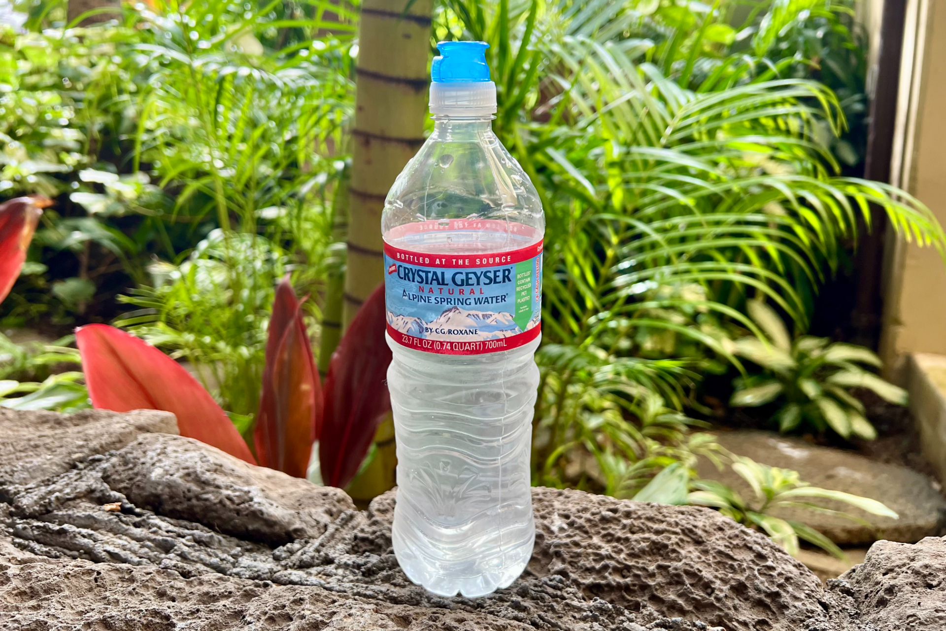 ホテル客室の水まわり。歯磨きや洗面には問題ないが、飲み水はミネラルウォーターにするのが無難。多くのホテルにはウォーターサーバーが設置してあるので、マイボトルや空きペットボトルを活用しよう