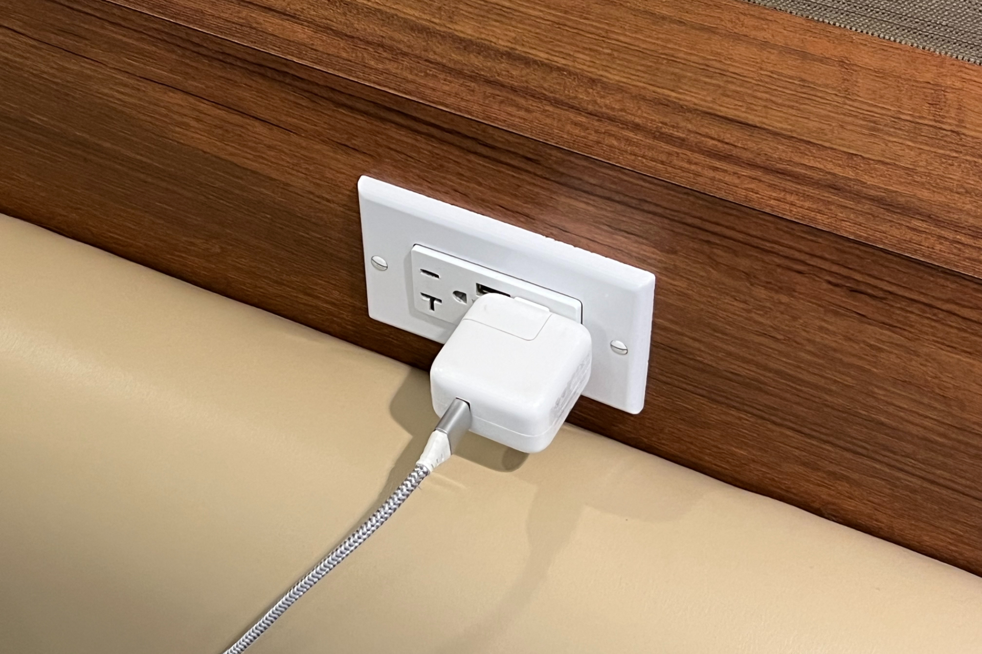 ハワイのコンセントはAタイプ（110～120V/60Hz）