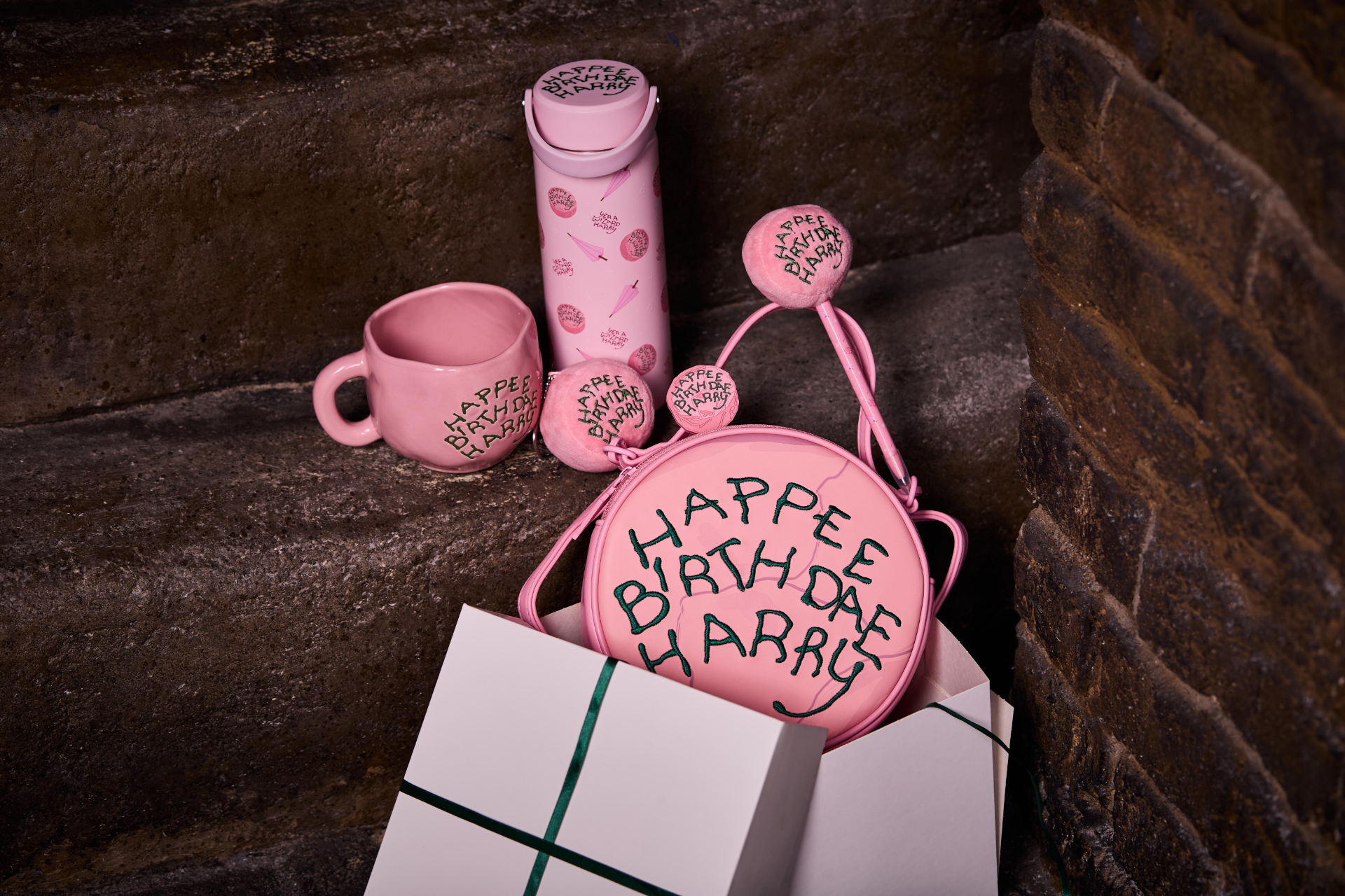 7月31日はハリー・ポッターの誕生日。ピンクのケーキをモチーフにした「バースデー・コレクション」発売