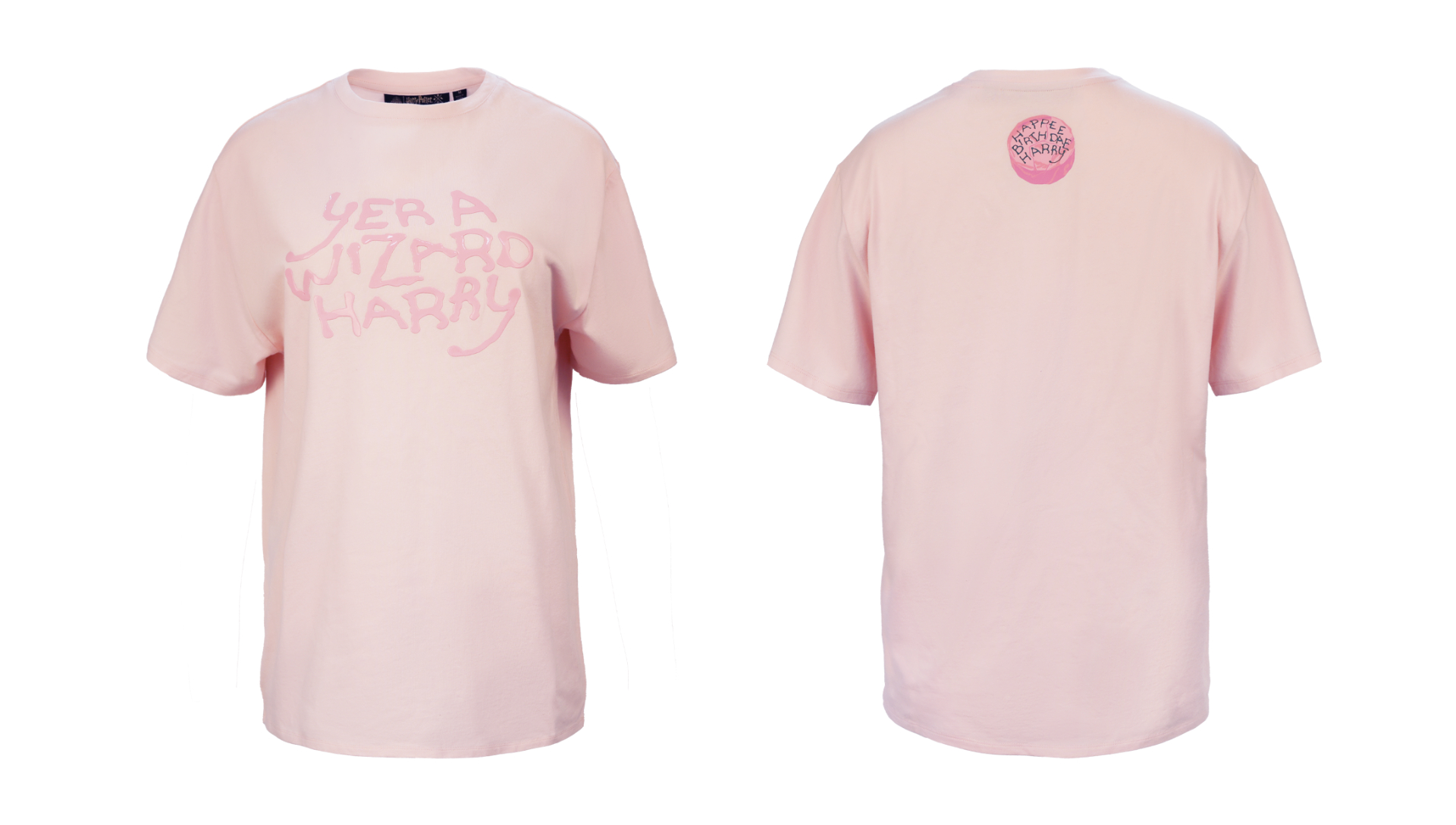 「Tシャツ」XS～XLサイズ。フロントにはケーキのアイシングフォントで「YER A WIZARD, HARRY（お前魔法使いだ）」の文字をプリント