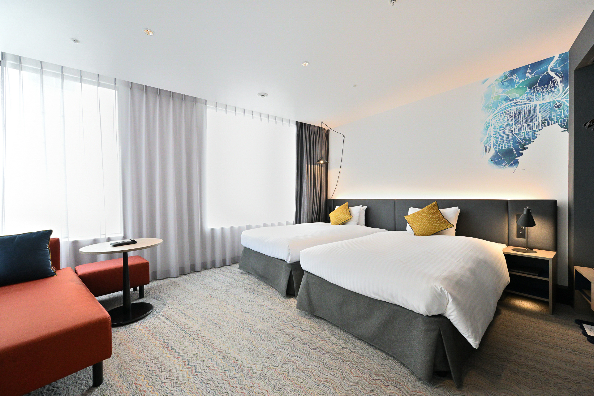 明るく開放感のあるコーナー二面窓を採用。広々とした客室は、エクストラベッドにも対応し、最大3名まで宿泊可能