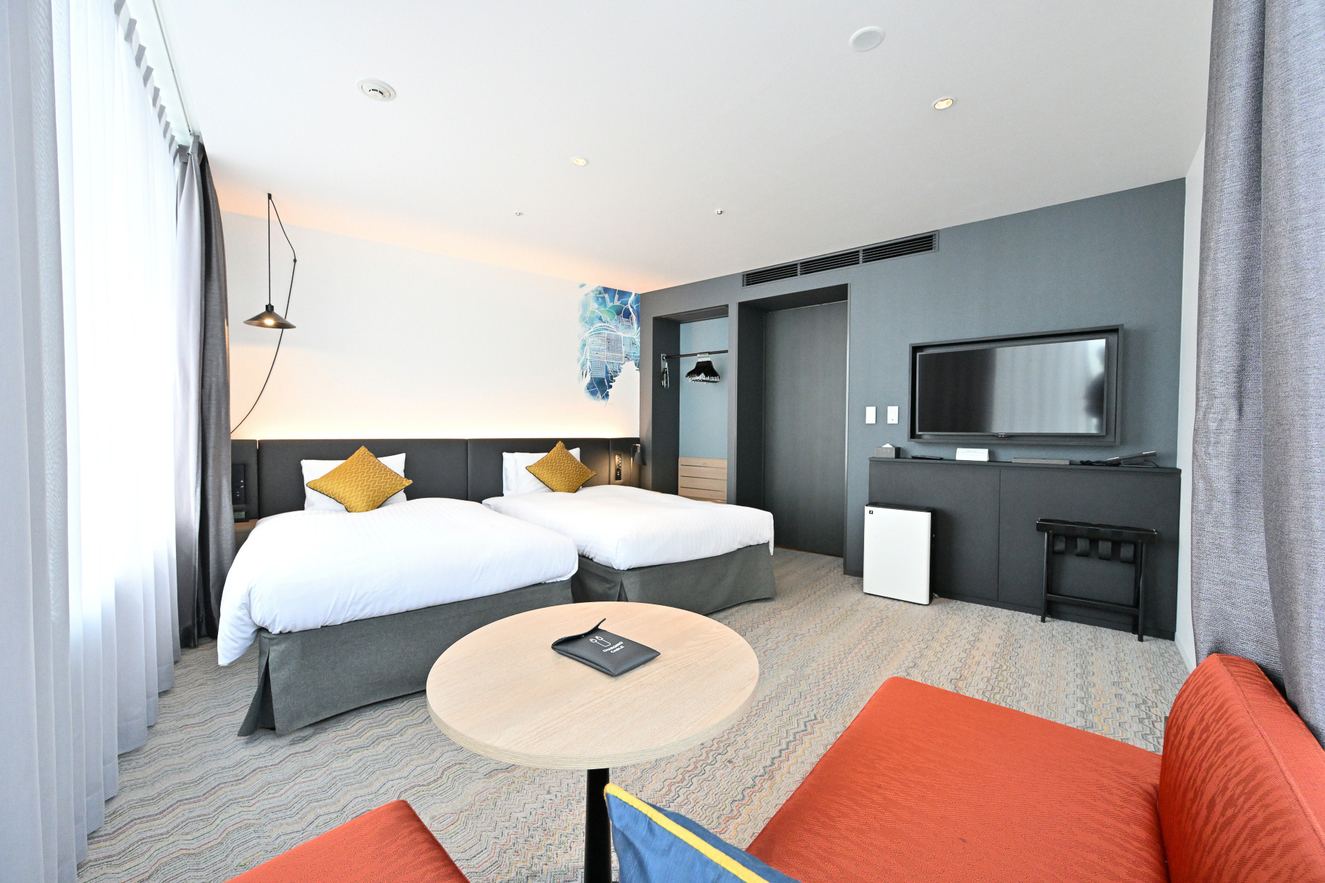 明るく開放感のあるコーナー二面窓を採用。広々とした客室は、エクストラベッドにも対応し、最大3名まで宿泊可能