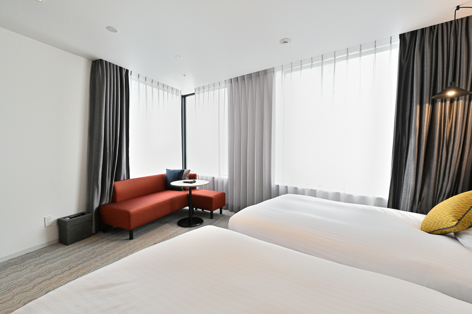 明るく開放感のあるコーナー二面窓を採用。広々とした客室は、エクストラベッドにも対応し、最大3名まで宿泊可能