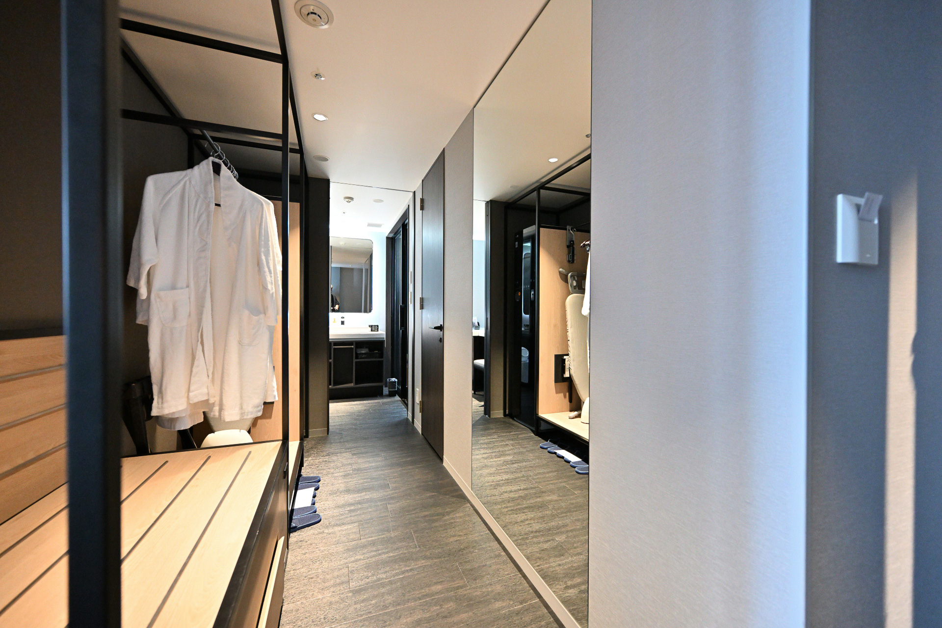 長期滞在にも対応可能な大きなクローゼット。収納もたっぷりでたくさんの荷物でも安心だ。また除菌消臭ができるLGスタイラーを備える