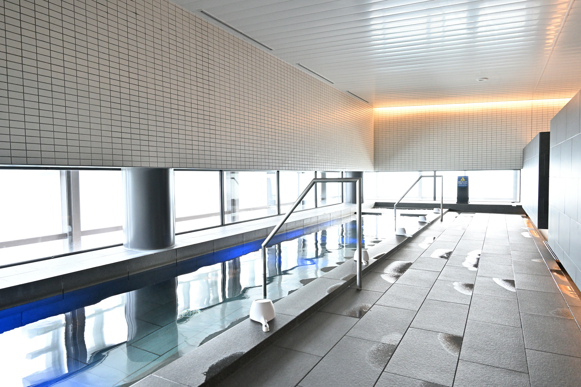 ホテル最上階に設置された大浴場。男性側にはサウナルームを備えており、設定温度は90℃で心地よい汗をかくことができる。もちろん水風呂もあるので、たっぷりと温冷交代浴でととのうことができる