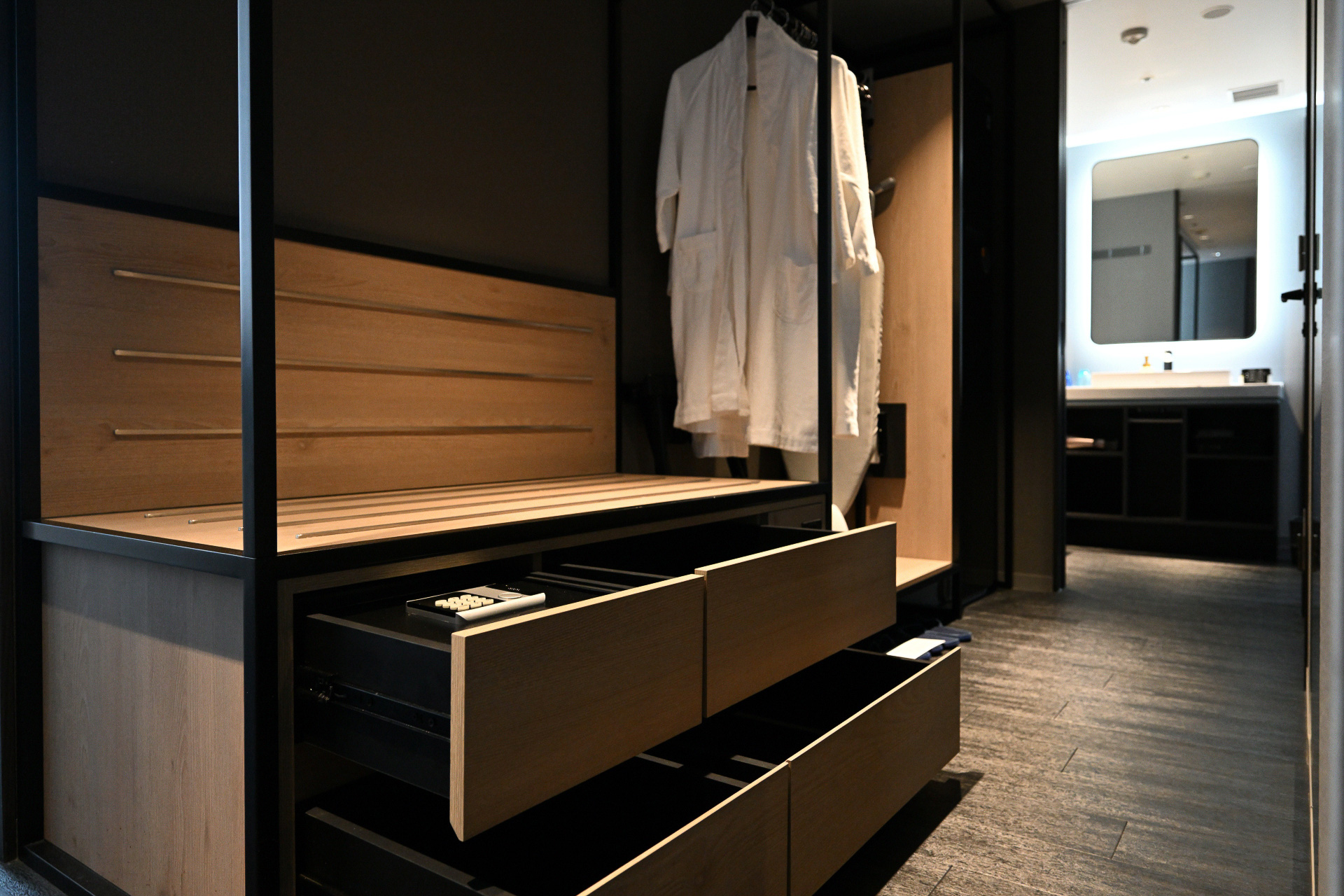 長期滞在にも対応可能な大きなクローゼット。収納もたっぷりでたくさんの荷物でも安心だ。また除菌消臭ができるLGスタイラーを備える