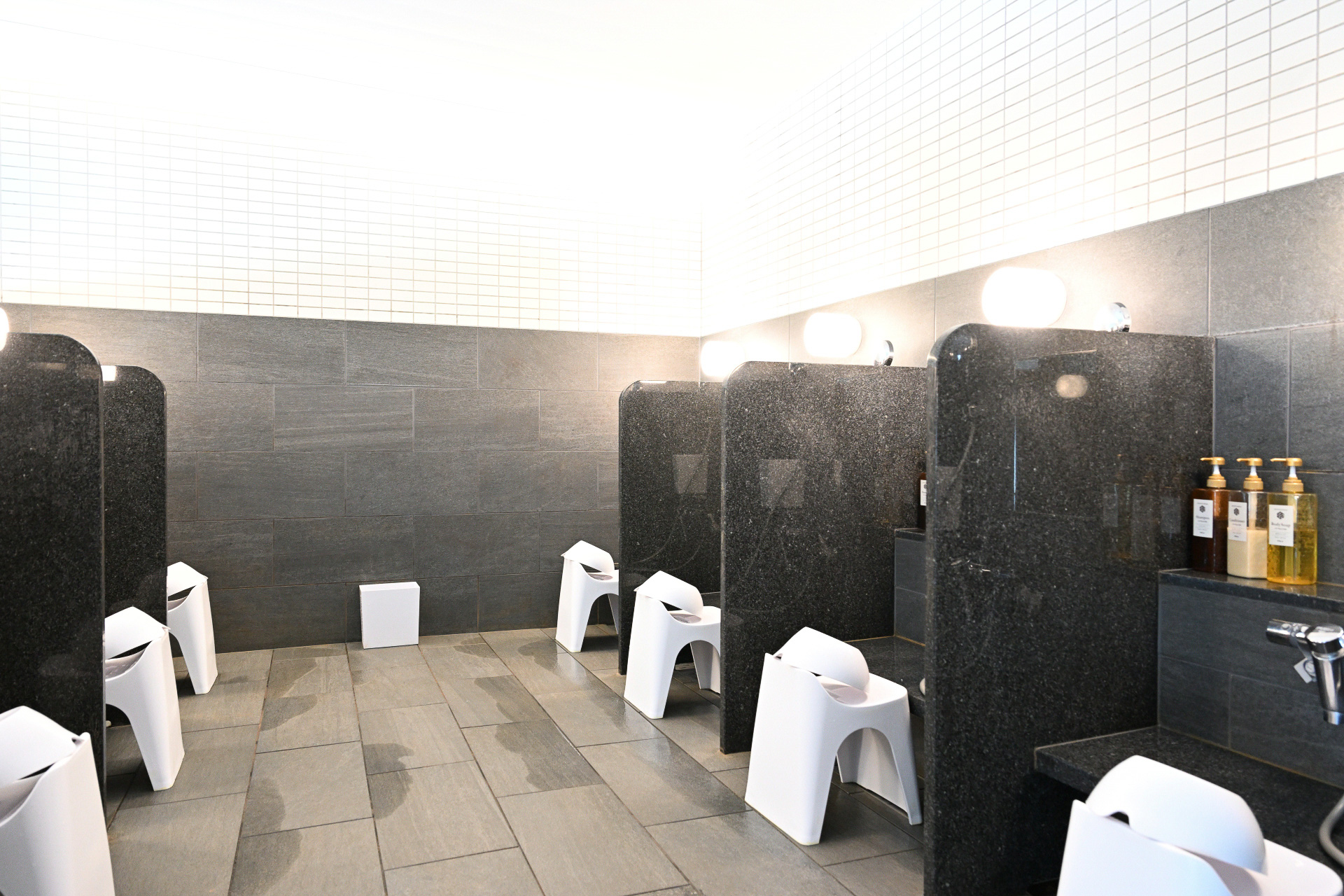 ホテル最上階に設置された大浴場。男性側にはサウナルームを備えており、設定温度は90℃で心地よい汗をかくことができる。もちろん水風呂もあるので、たっぷりと温冷交代浴でととのうことができる