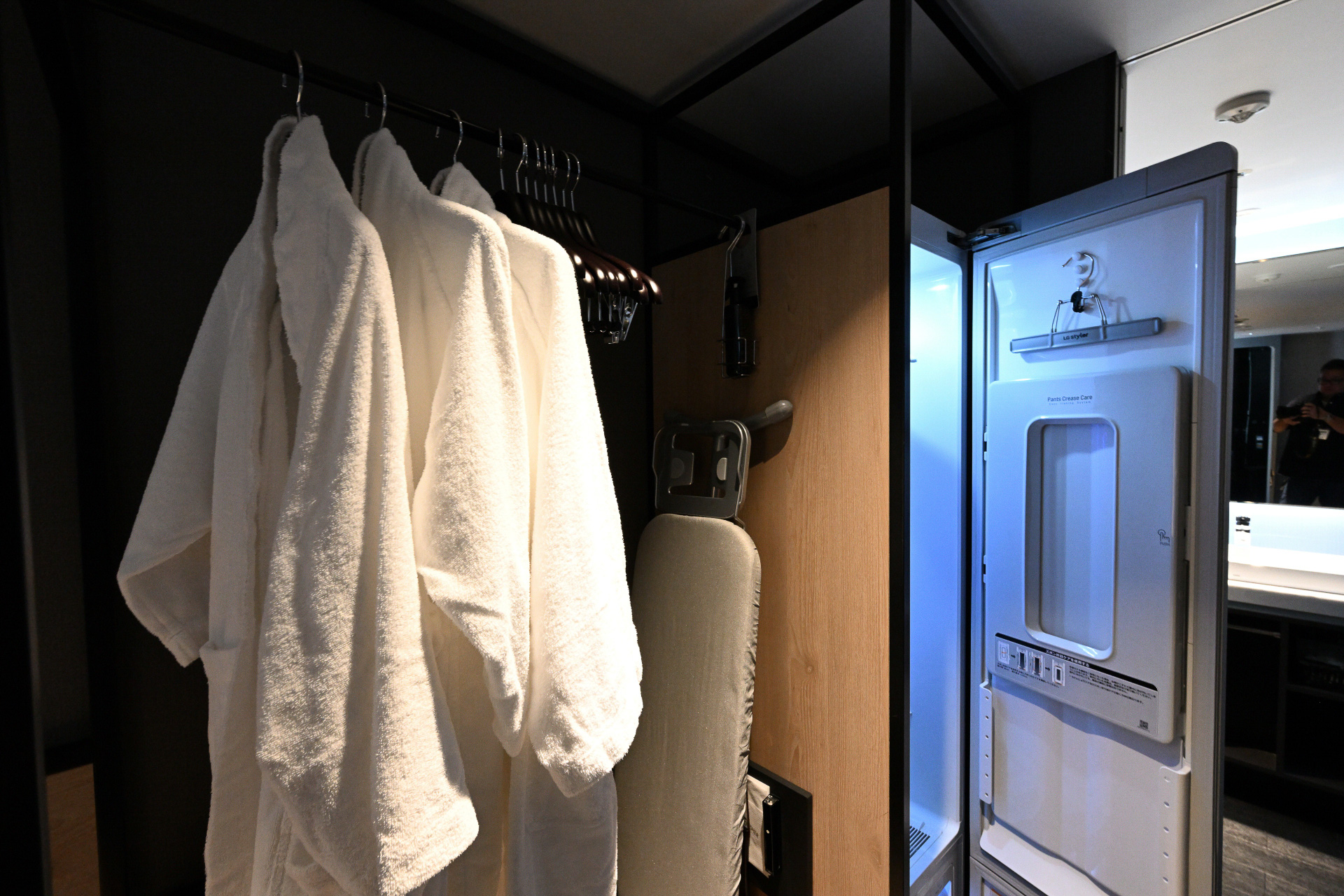 長期滞在にも対応可能な大きなクローゼット。収納もたっぷりでたくさんの荷物でも安心だ。また除菌消臭ができるLGスタイラーを備える