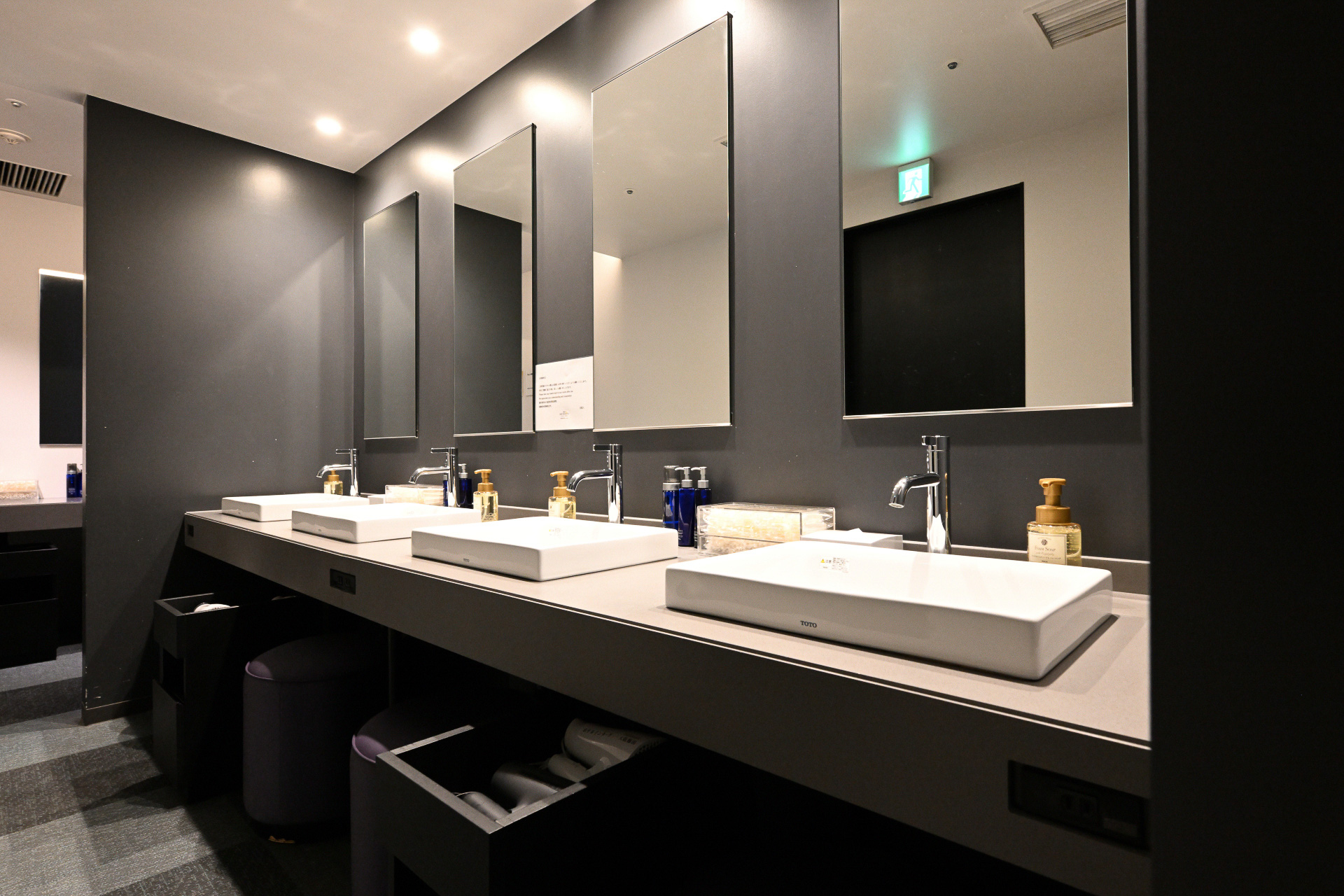 ホテル最上階に設置された大浴場。男性側にはサウナルームを備えており、設定温度は90℃で心地よい汗をかくことができる。もちろん水風呂もあるので、たっぷりと温冷交代浴でととのうことができる