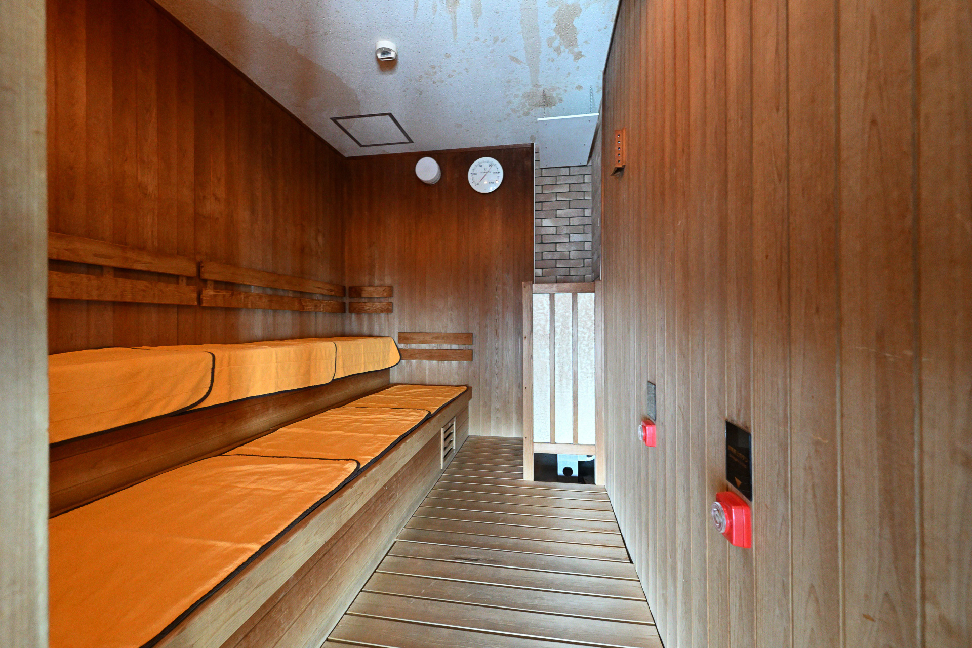 ホテル最上階に設置された大浴場。男性側にはサウナルームを備えており、設定温度は90℃で心地よい汗をかくことができる。もちろん水風呂もあるので、たっぷりと温冷交代浴でととのうことができる