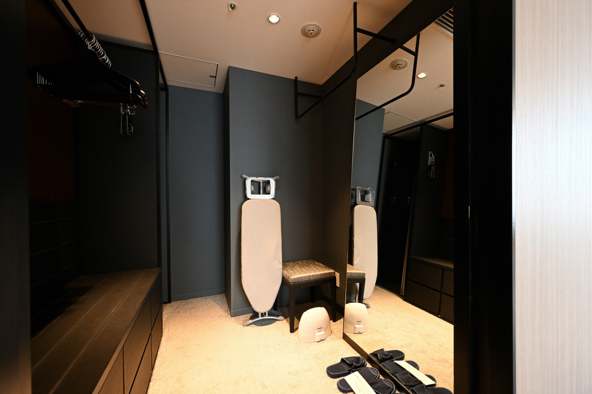 ウォークインクローゼットは長期滞在にも対応した大容量。そして除菌消臭ができるLGスタイラーを設置