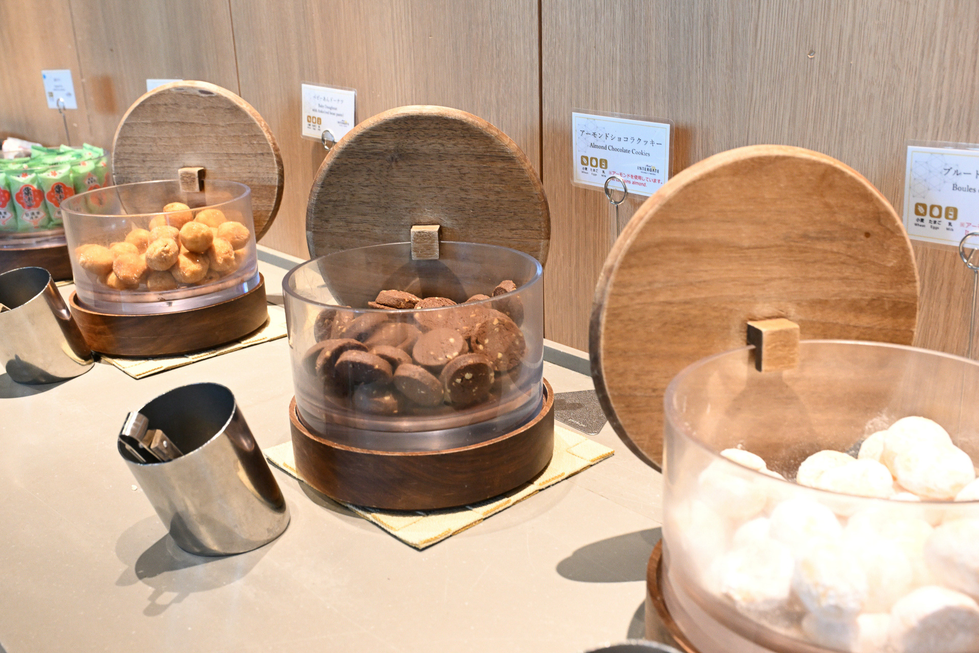 15時～20時はアフタヌーンサービスで焼き菓子をお茶請けにティータイム、そして17時～19時はハッピーアワーとしてワインやオリジナルカクテルを楽しむことができる