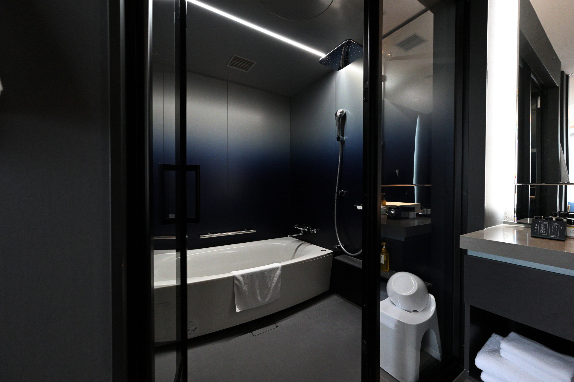 開放感ある化粧室と浴室